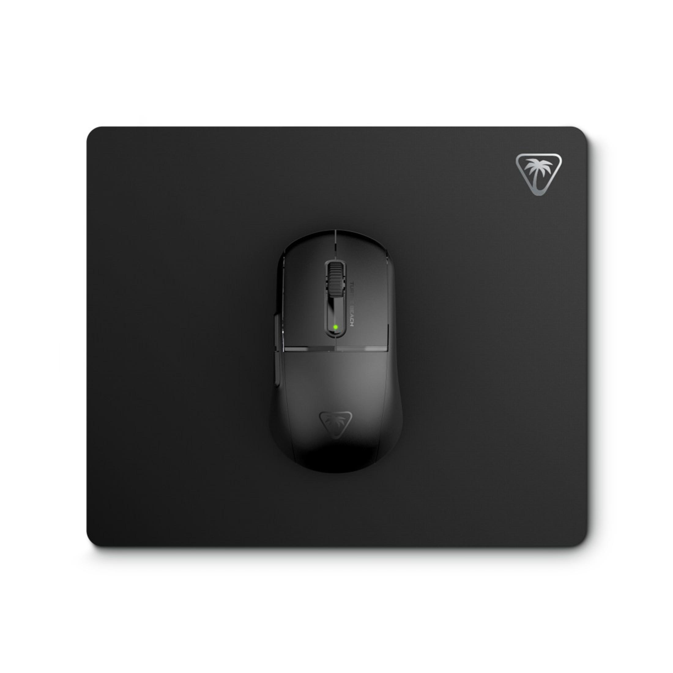 Czarna mysz do gier i podkładka pod mysz. Mysz jest na podkładce. Białe tło.