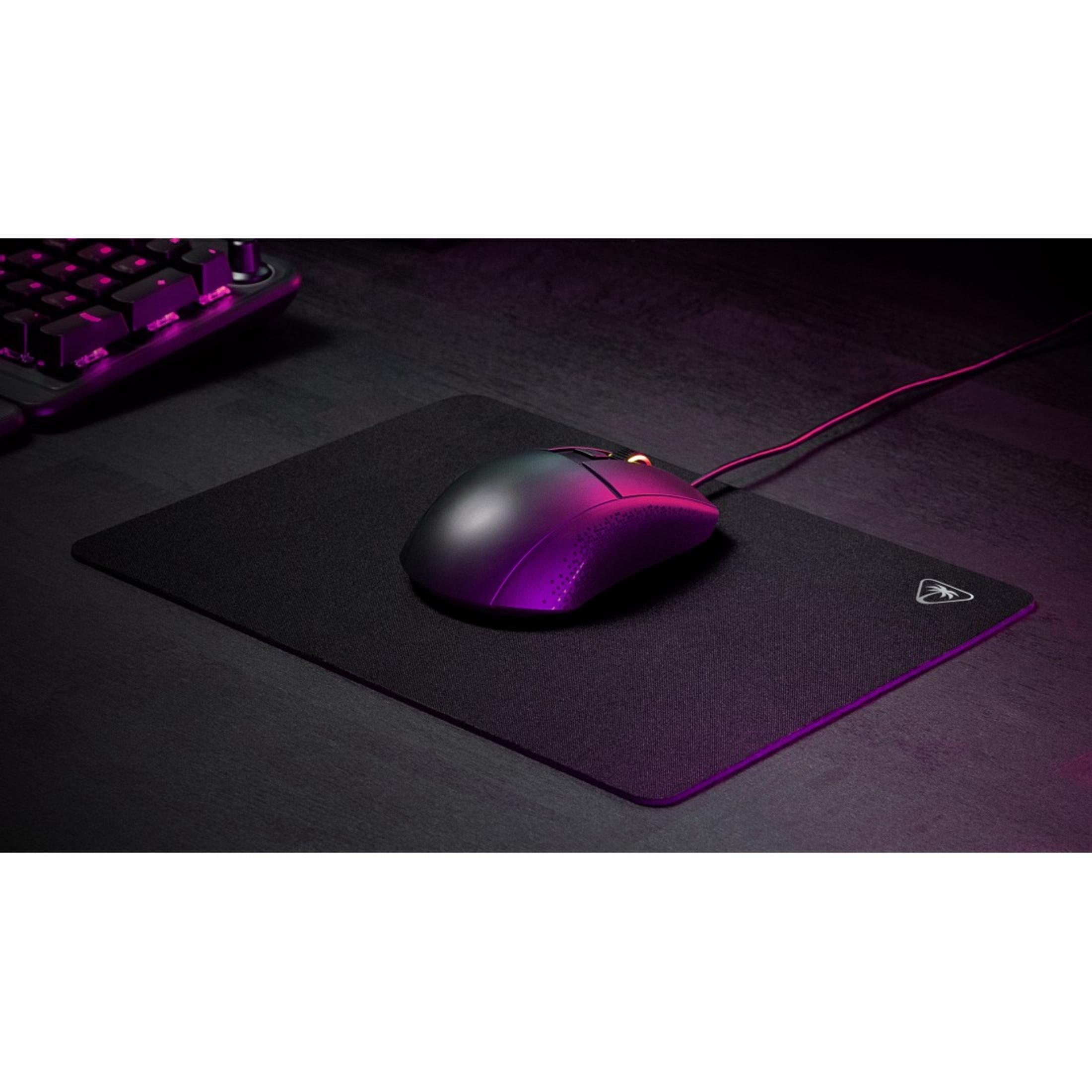 Czarna mysz na czarnej podkładce pod mysz, z klawiaturą w tle.