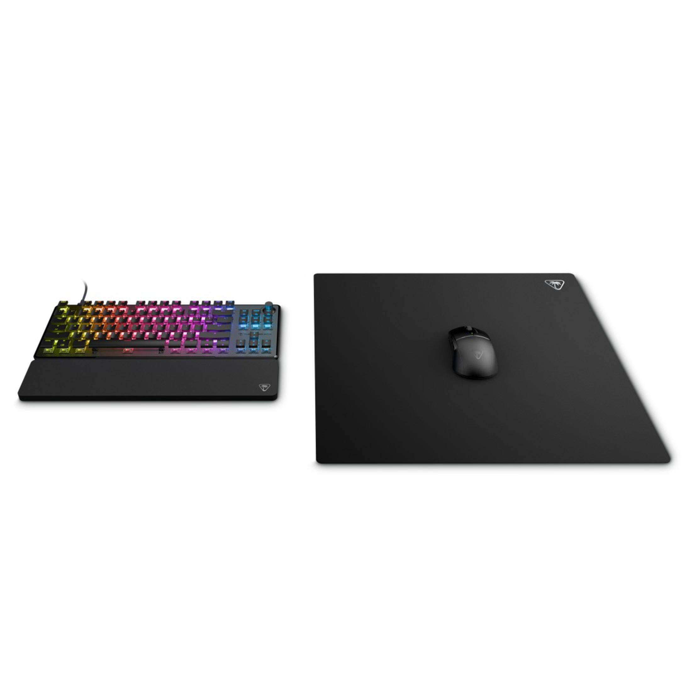 Konfiguracja do gier: klawiatura z kolorowymi klawiszami, mysz i podkładka na białej powierzchni.