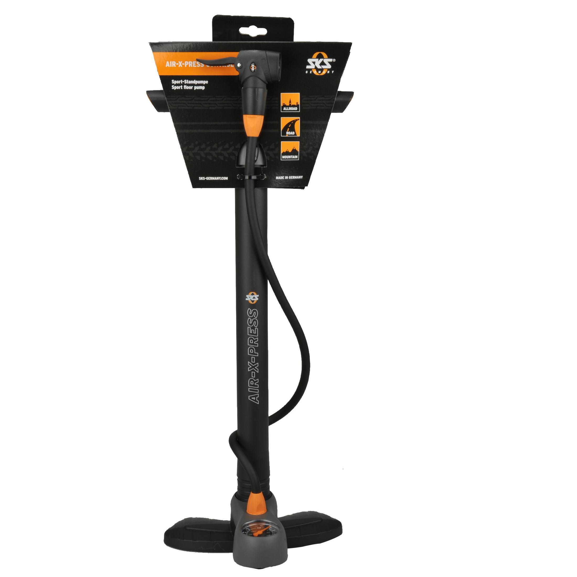 Air-X-Press Sport-Standpumpe. Schwarz und orange. Weißer Hintergrund.
