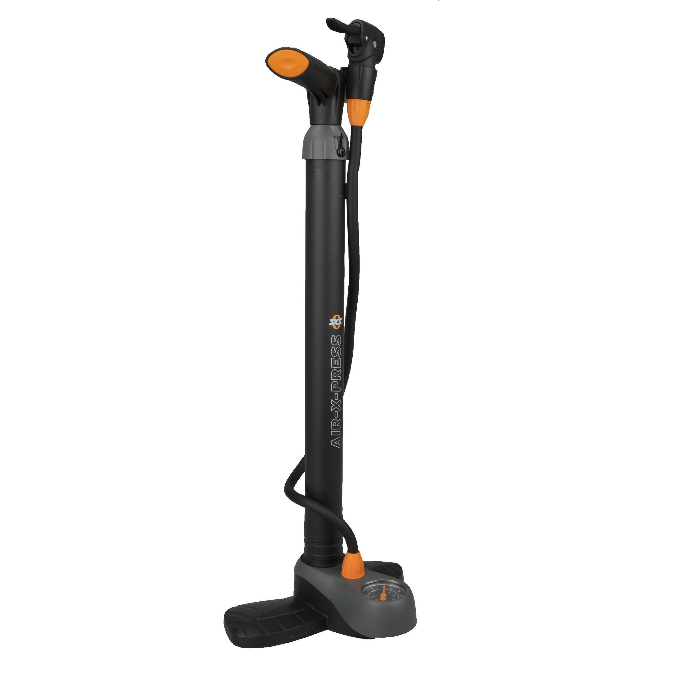 Eine schwarz-graue Fahrradpumpe mit einem orangefarbenen Griff und Manometer.