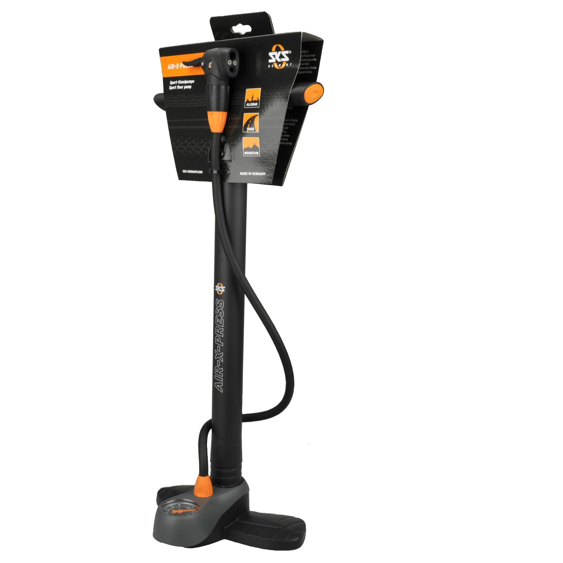 Schwarze und orangefarbene Fahrradpumpe mit Verpackung.