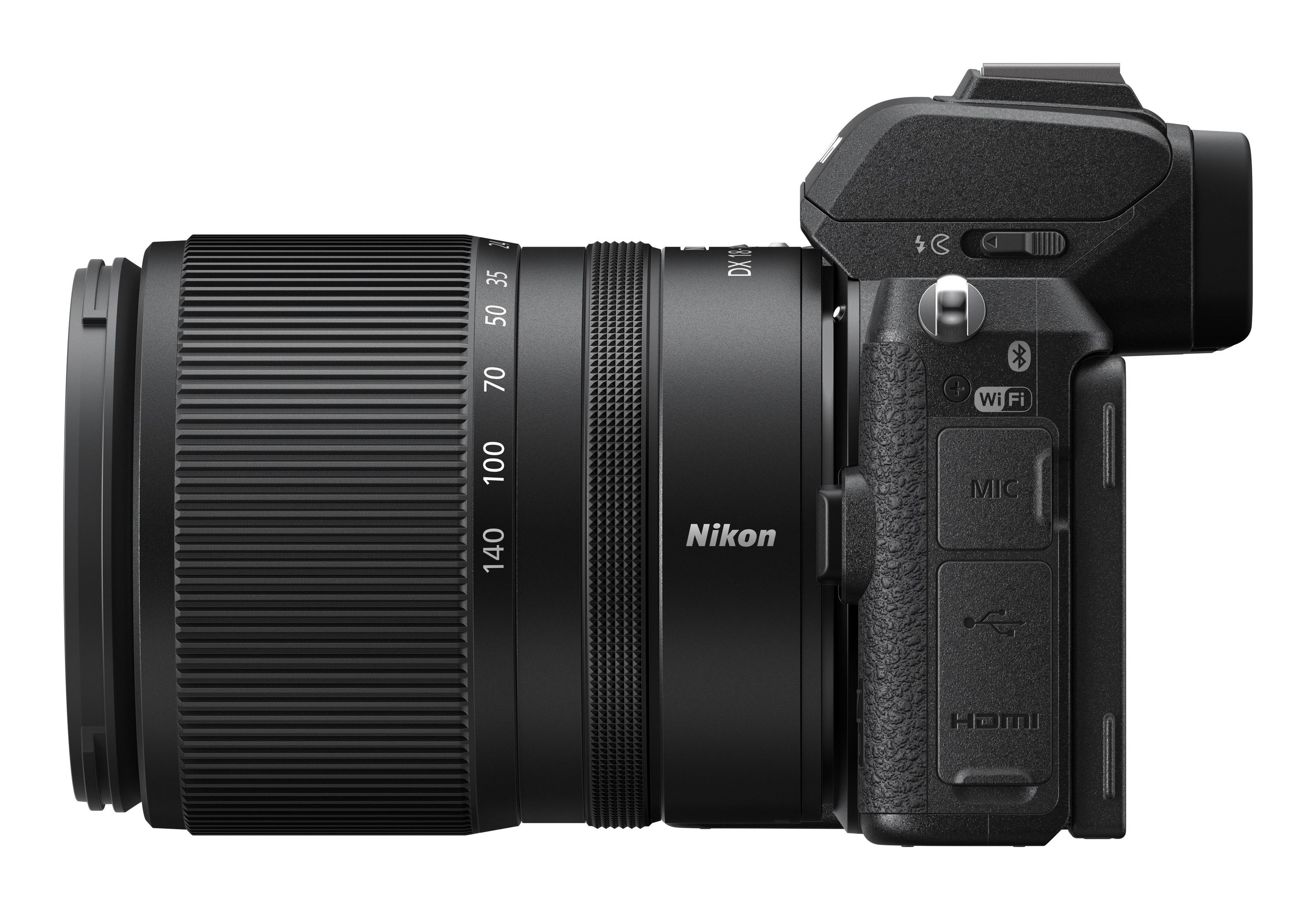 Schwarze Nikon-Kamera mit Objektiv. Sie hat ein schwarzes Gehäuse und ein Objektiv. Der Hintergrund ist weiß.