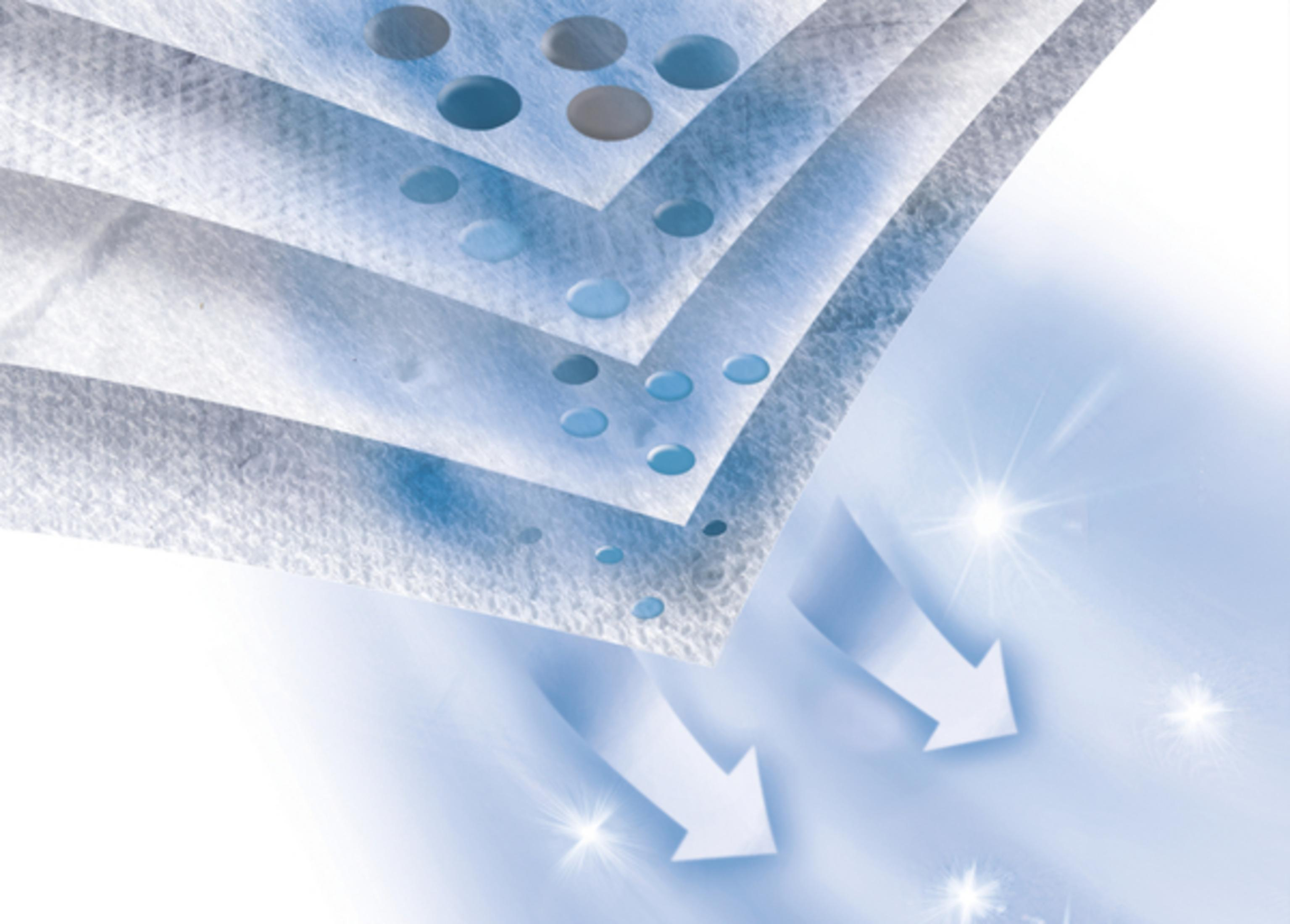 Nahaufnahme von geschichtetem Filtermaterial mit Pfeilen, die die Filtration von Wasserpartikeln anzeigen.