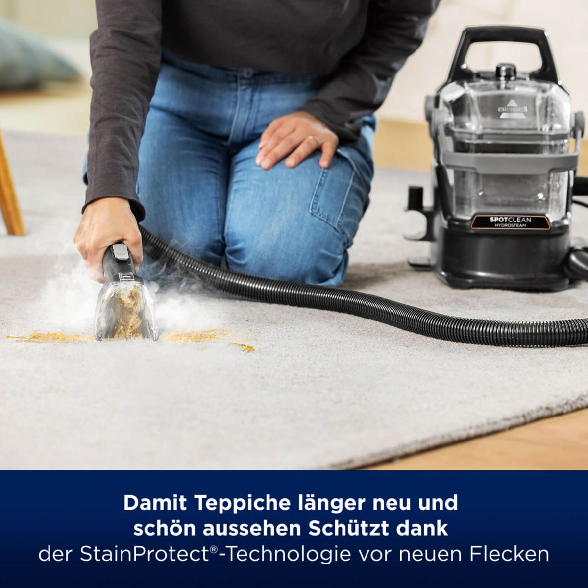 Eine Frau reinigt einen Teppich mit einer Bissell SpotClean Maschine.