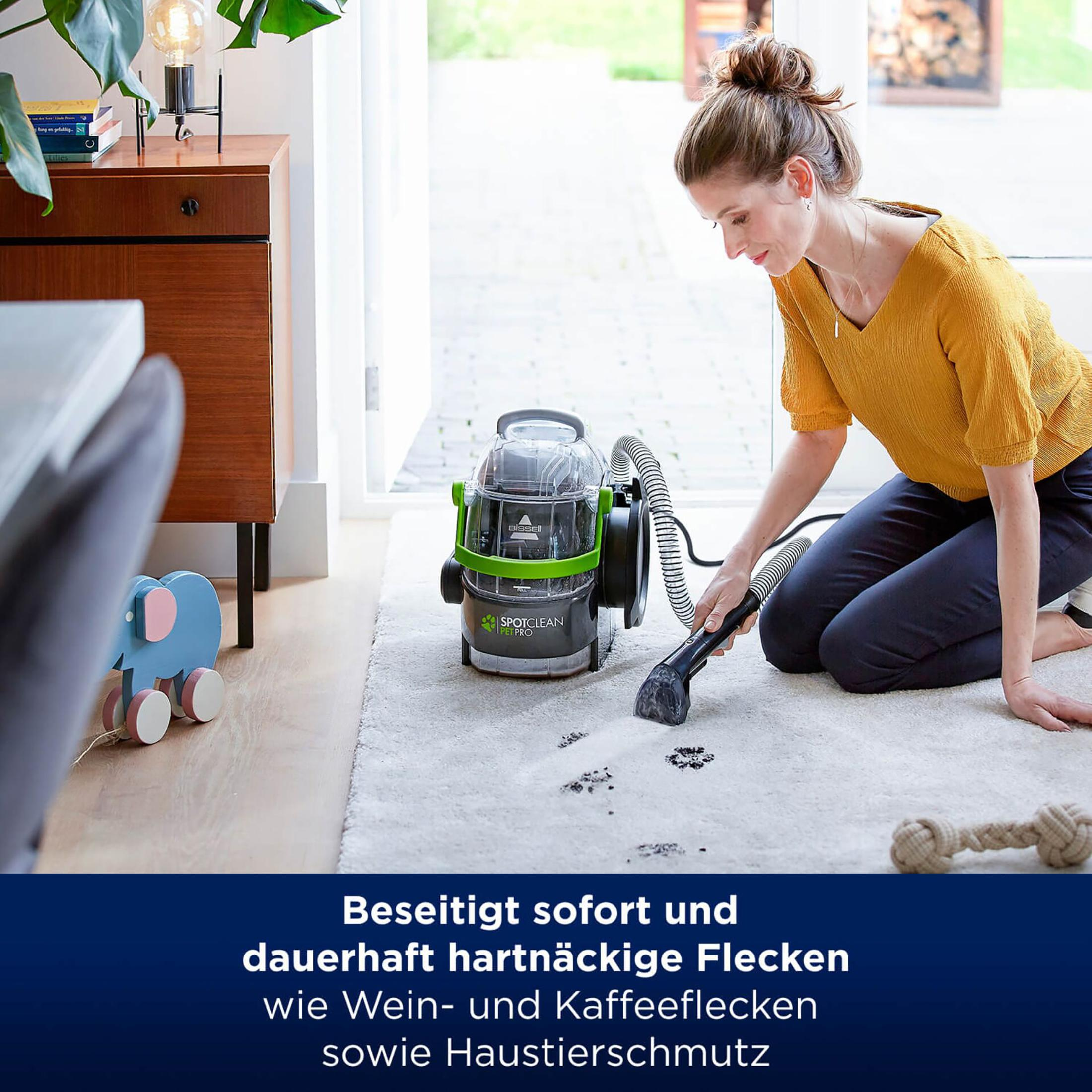 Frau reinigt Teppich mit grün-schwarzem Teppichreiniger, Vorder- und Hintergrund.