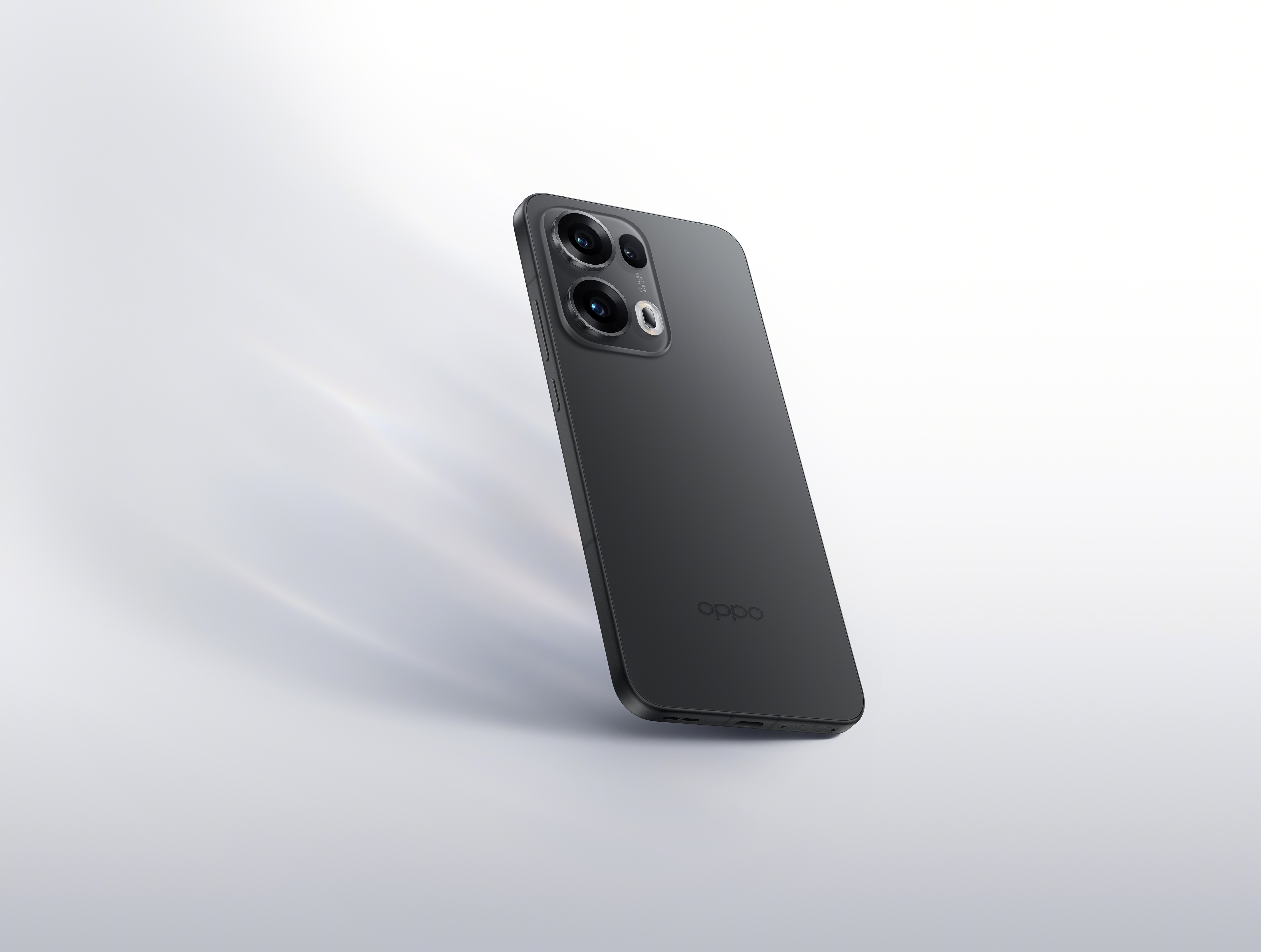 Zwarte smartphone, lichtjes gekanteld, tegen een witte gradiënt achtergrond. Oppo-logo zichtbaar.
