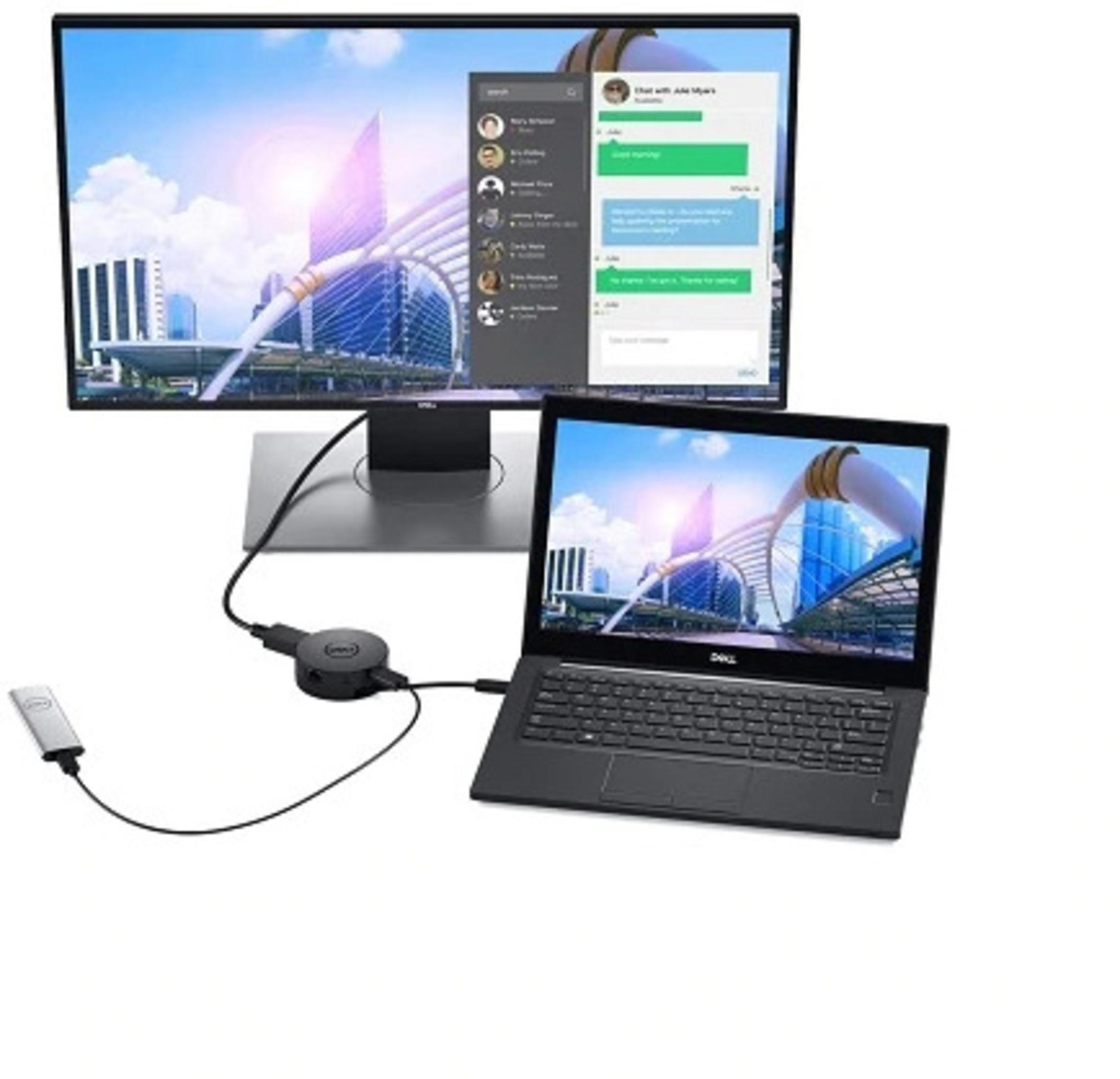 Laptop, Monitor und Dockingstation. Zeigt einen Videoanruf auf dem Monitor.