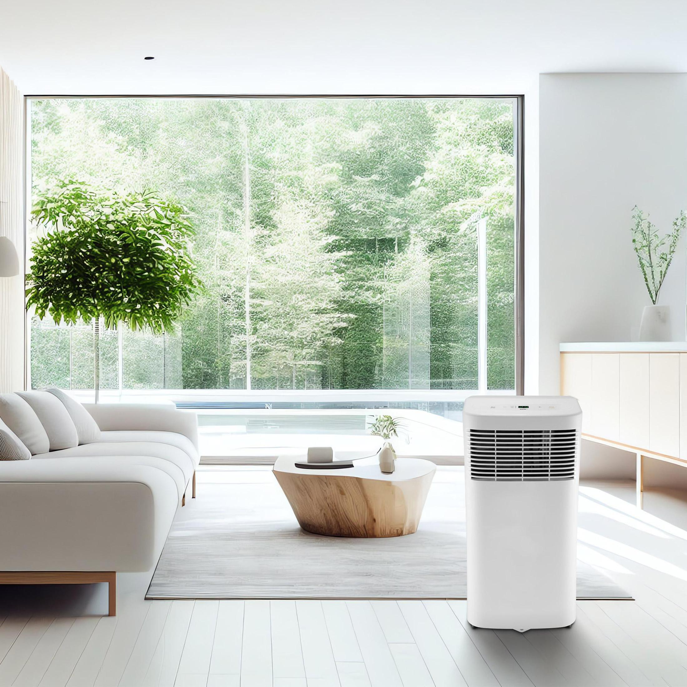 Ein modernes Wohnzimmer mit weißem Sofa, Holztisch und großem Fenster mit Blick auf Bäume.