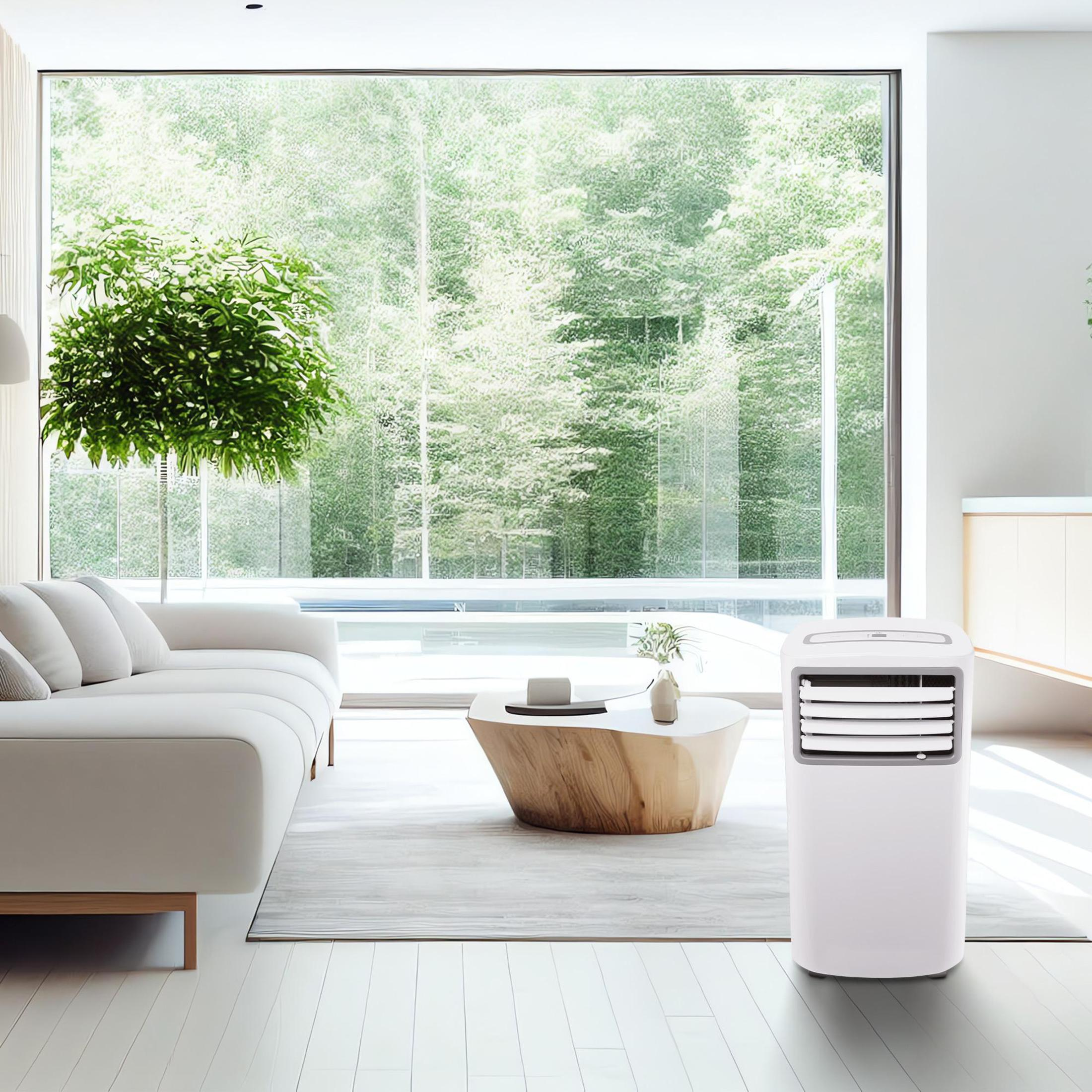 Modernes Wohnzimmer mit weißem Sofa, Couchtisch und weißem Klimagerät vor großem Fenster.