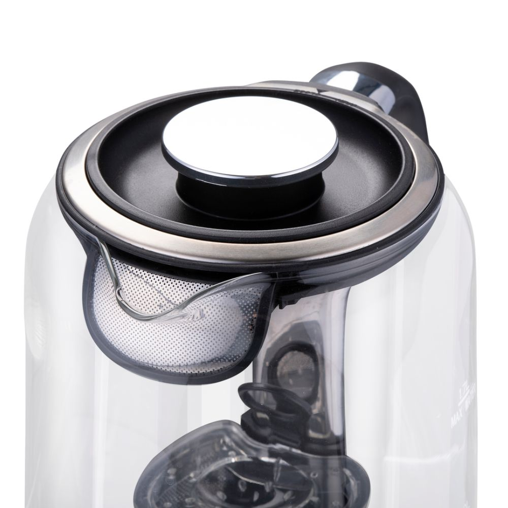 Een transparante waterkoker met een zilveren bovenkant. De bovenkant heeft een deksel en een tuit. De waterkoker is helder.