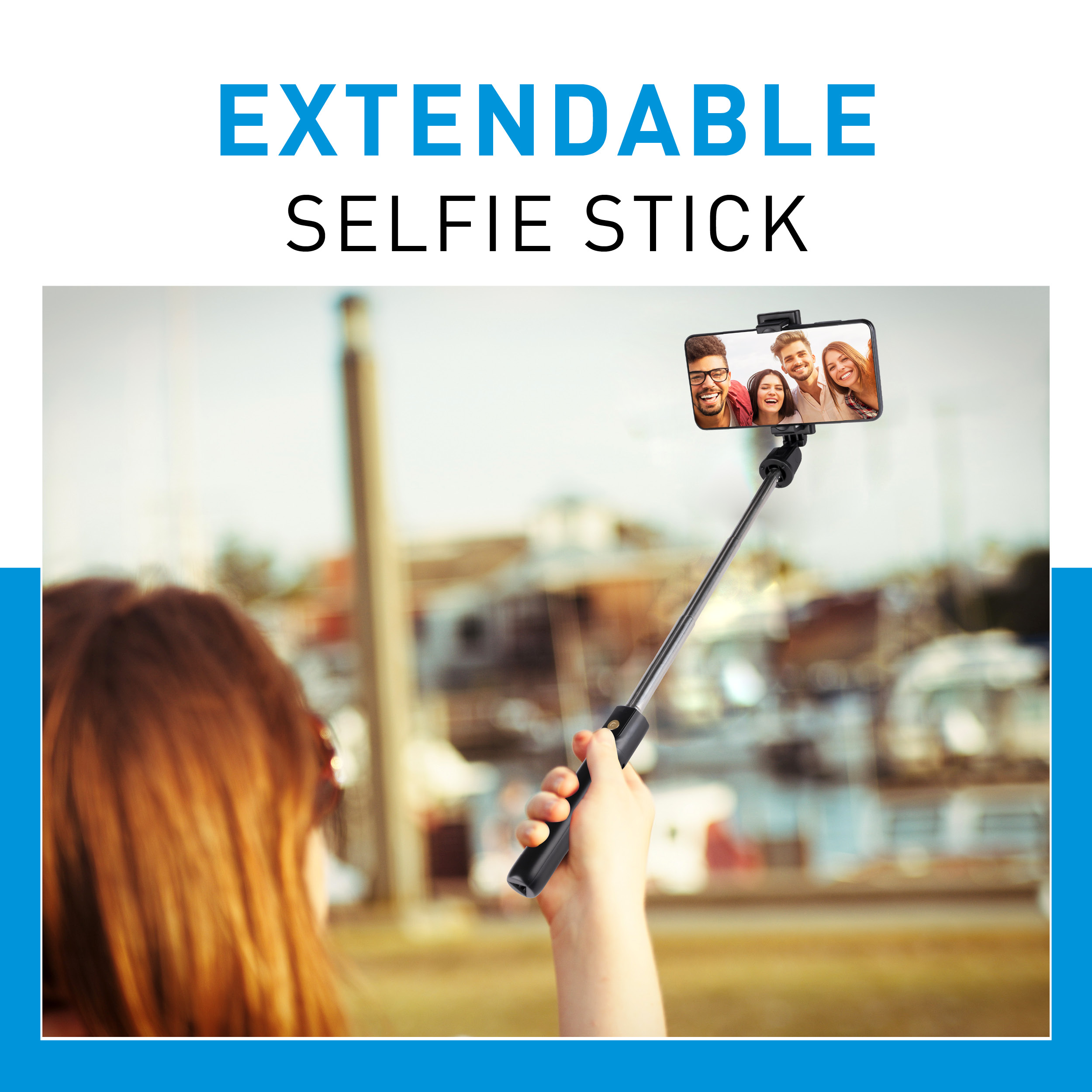 Eine Person hält einen Selfie-Stick mit einem Telefon, das eine Gruppe von Freunden zeigt.