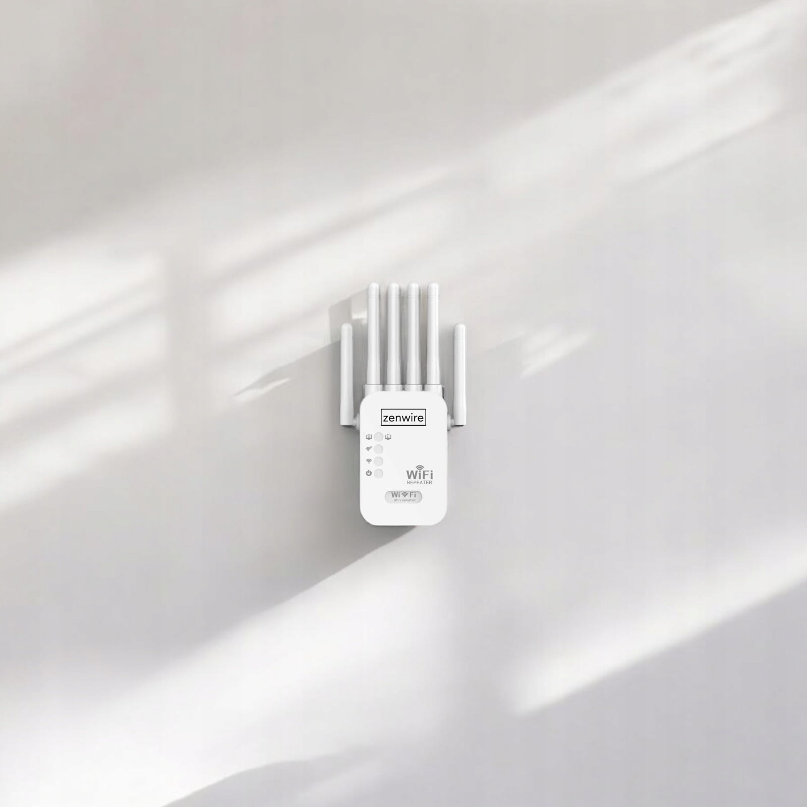 Biały wzmacniacz sygnału WiFi z antenami, zamontowany na białej ścianie z cieniem.