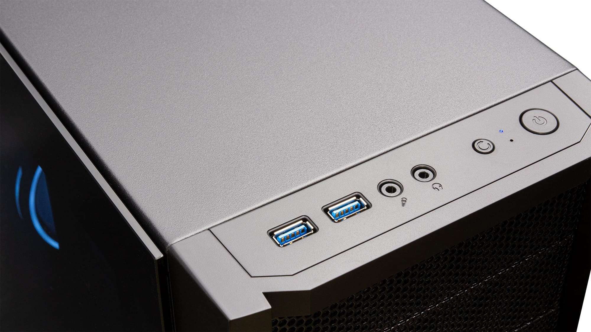 Nahaufnahme eines Computergehäuses mit USB-Anschlüssen, Audiobuchsen und einem Ein-/Aus-Schalter.