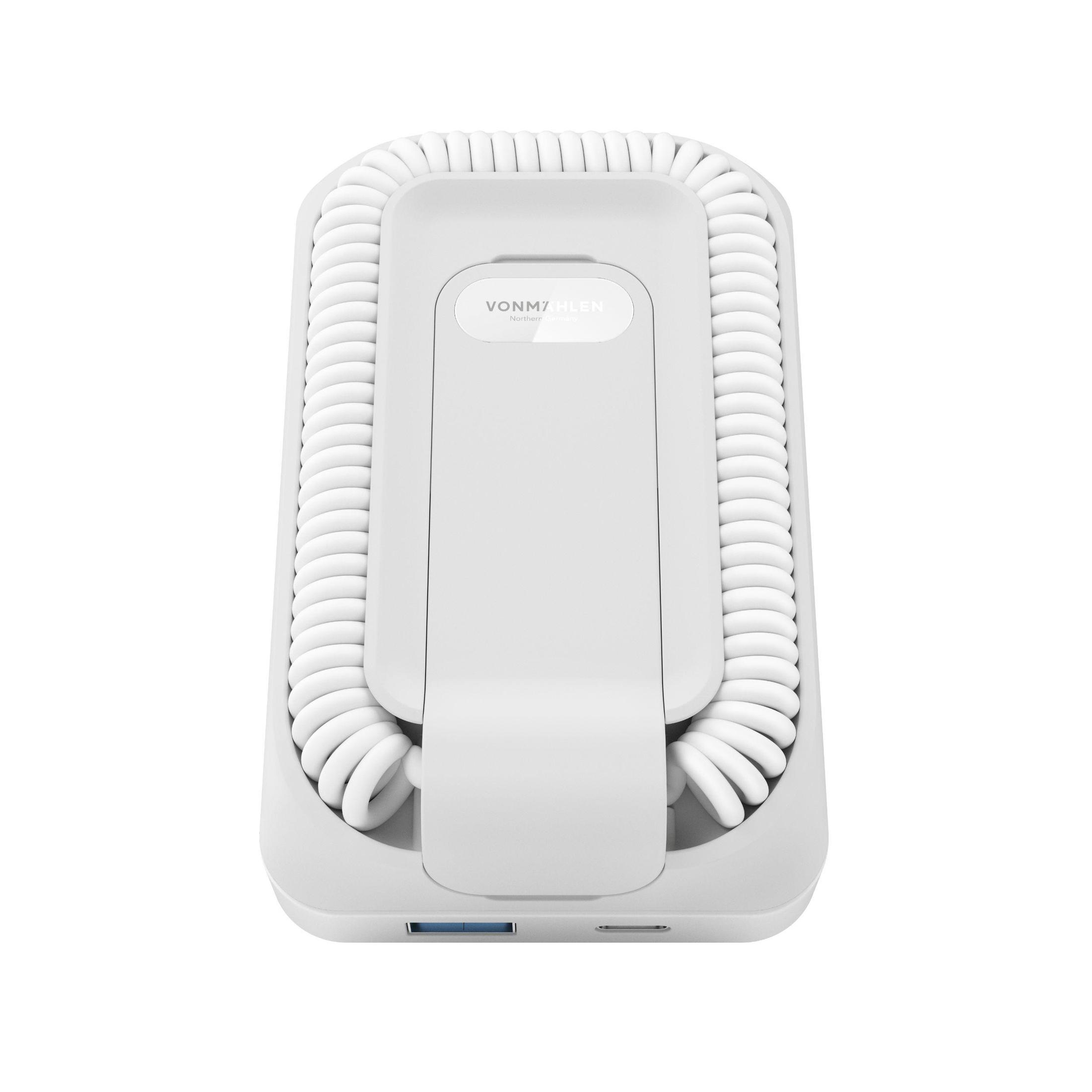 Weiße, tragbare Powerbank mit weißem Spiralkabel und USB-Anschluss.