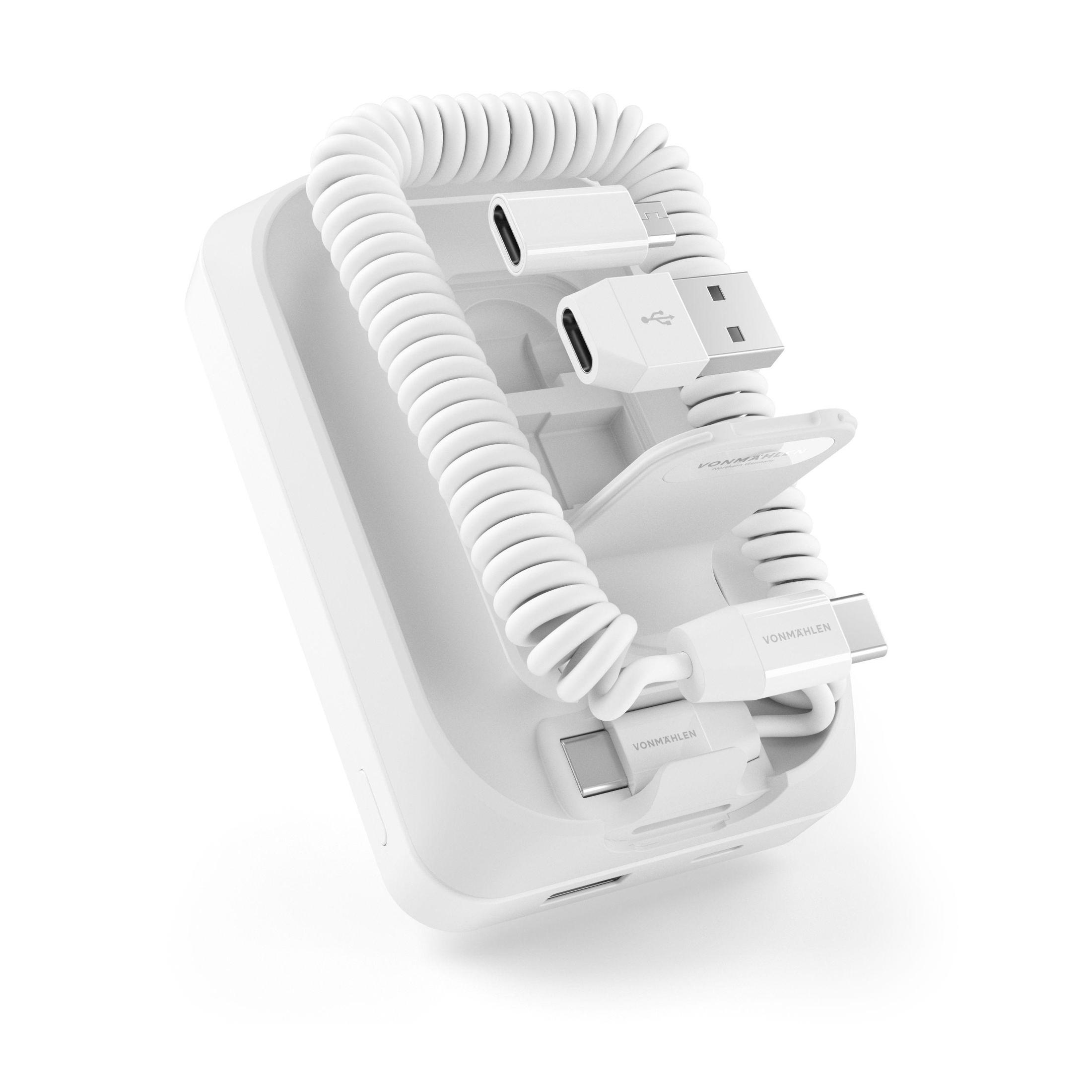 Eine weiße Ladestation mit mehreren USB- und anderen Ladekabeln, die herausragen.