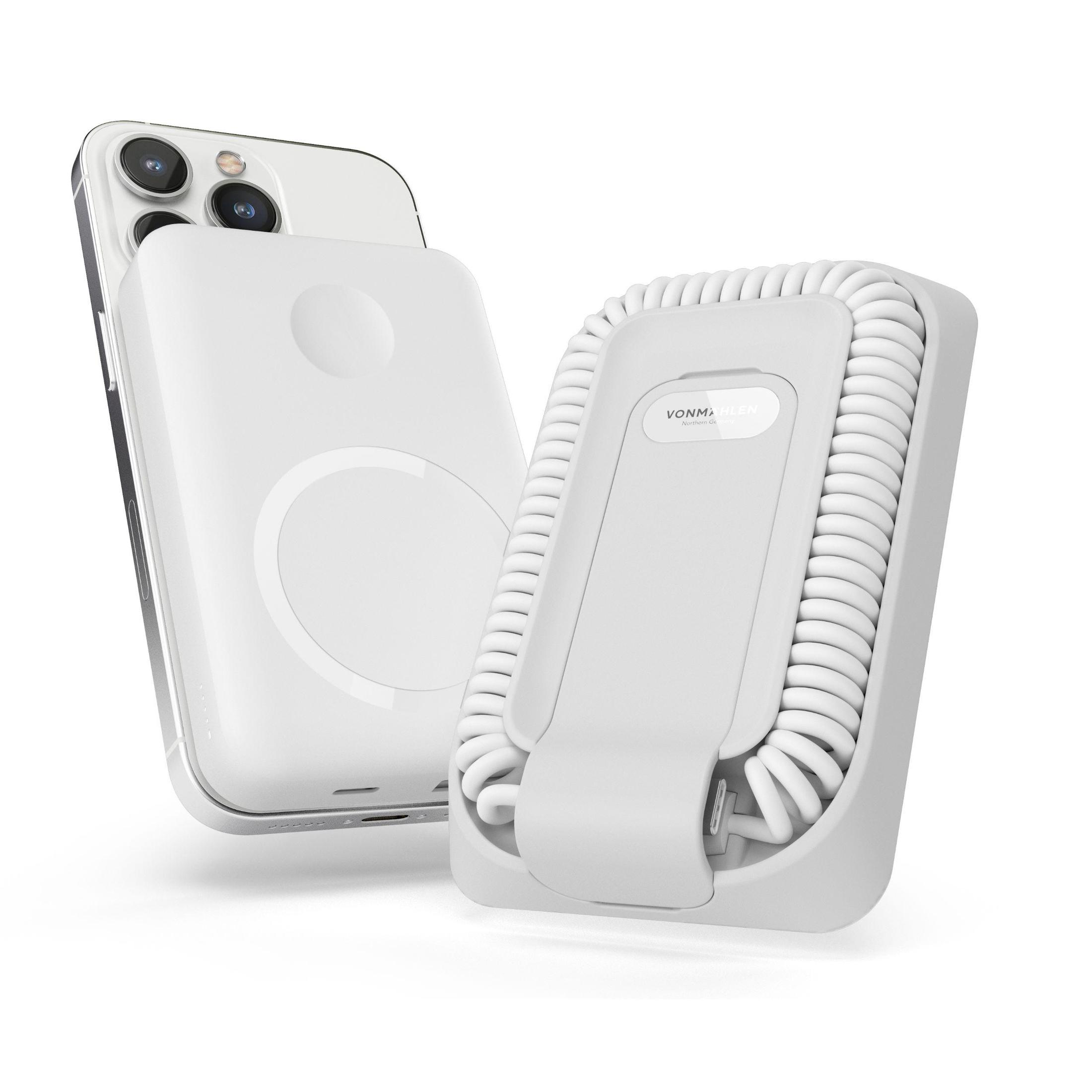 Ein weißes Telefon mit einem weißen magnetischen Ladepad und einem weißen Kabel-Ladegerät.