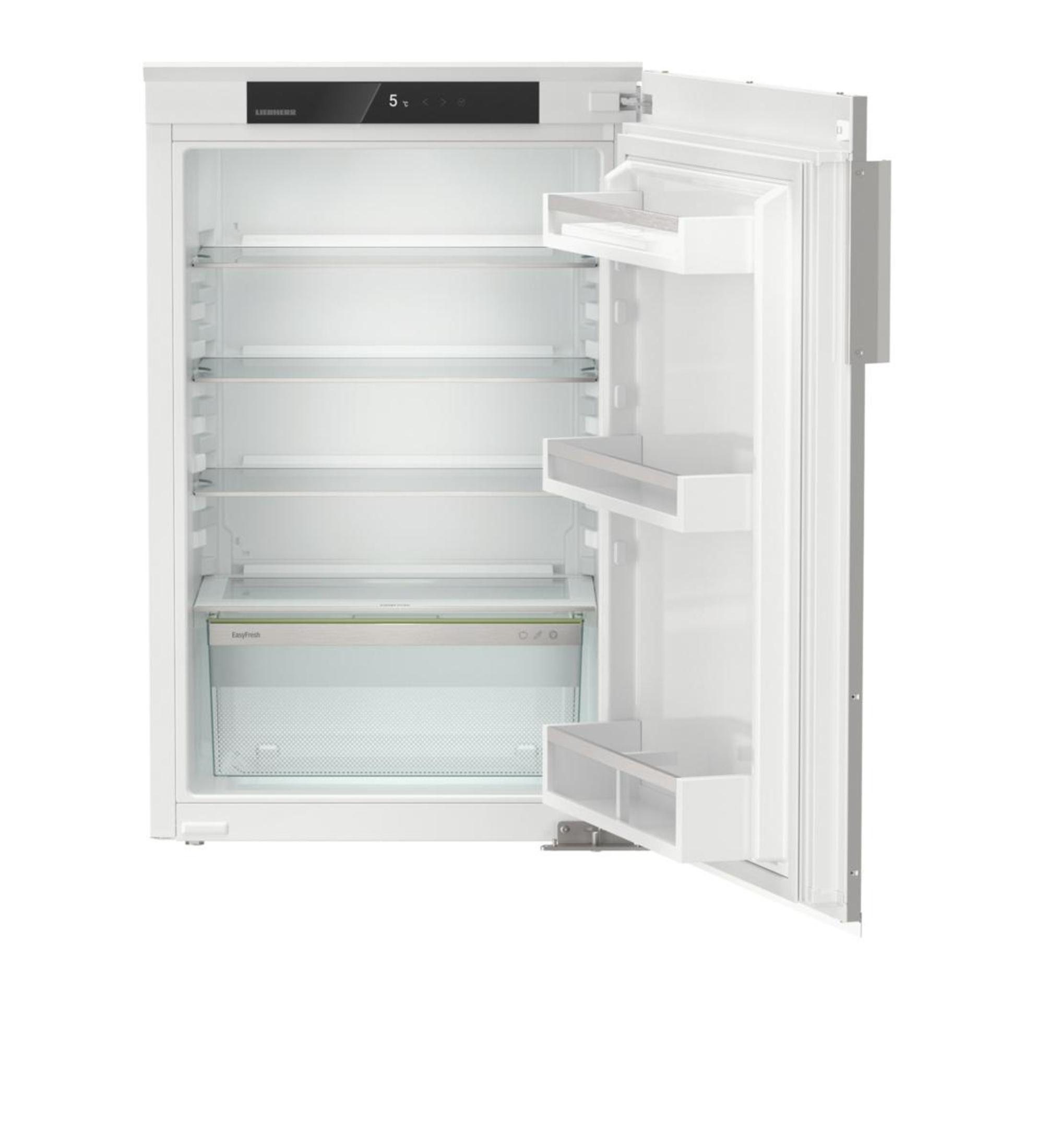 Offener weißer Kühlschrank mit Regalen. Tür nach rechts geöffnet. Hintergrund ist weiß.