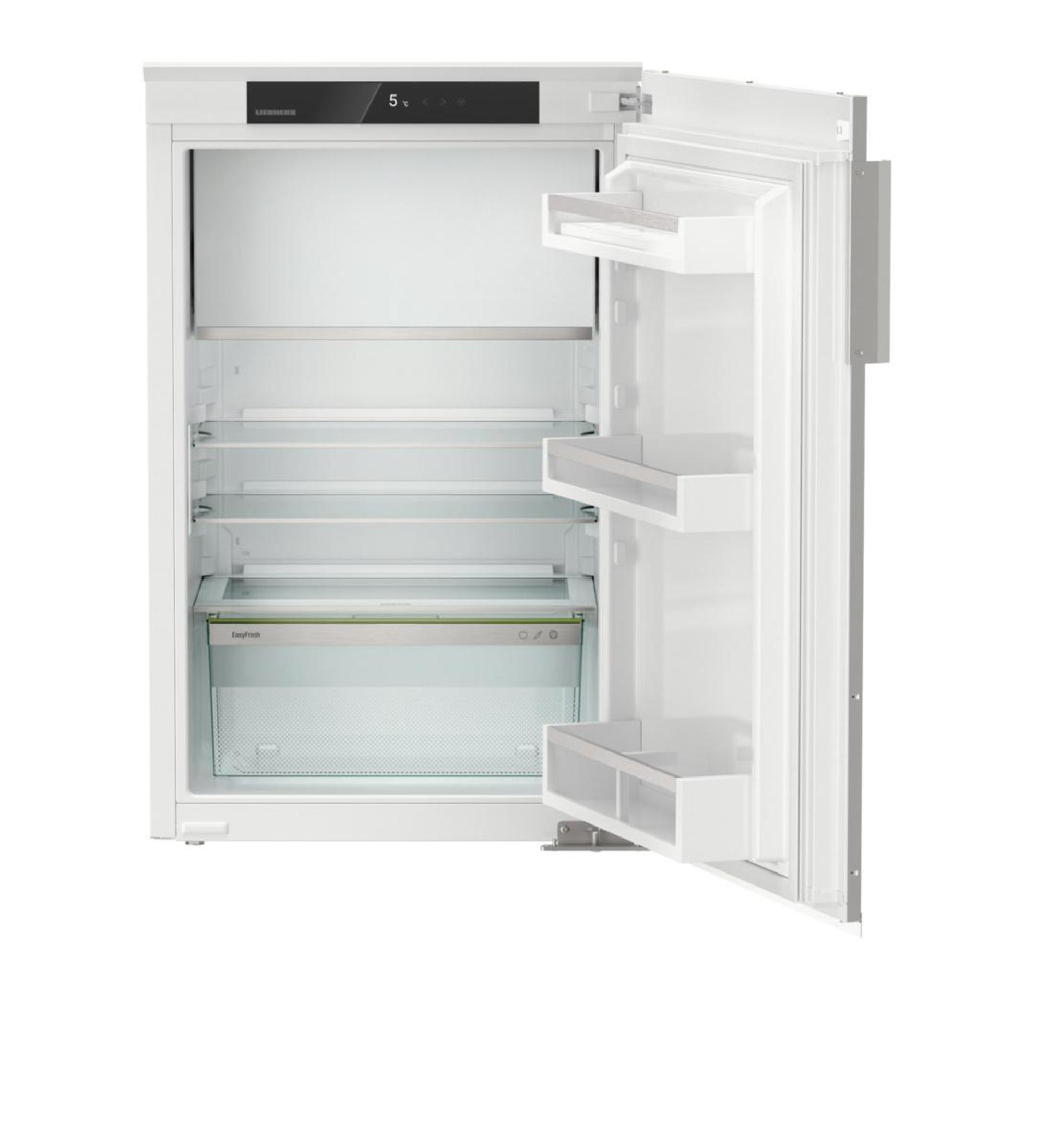 Frigorifero bianco con porta aperta. Interno con ripiani in vetro e cassetto trasparente.