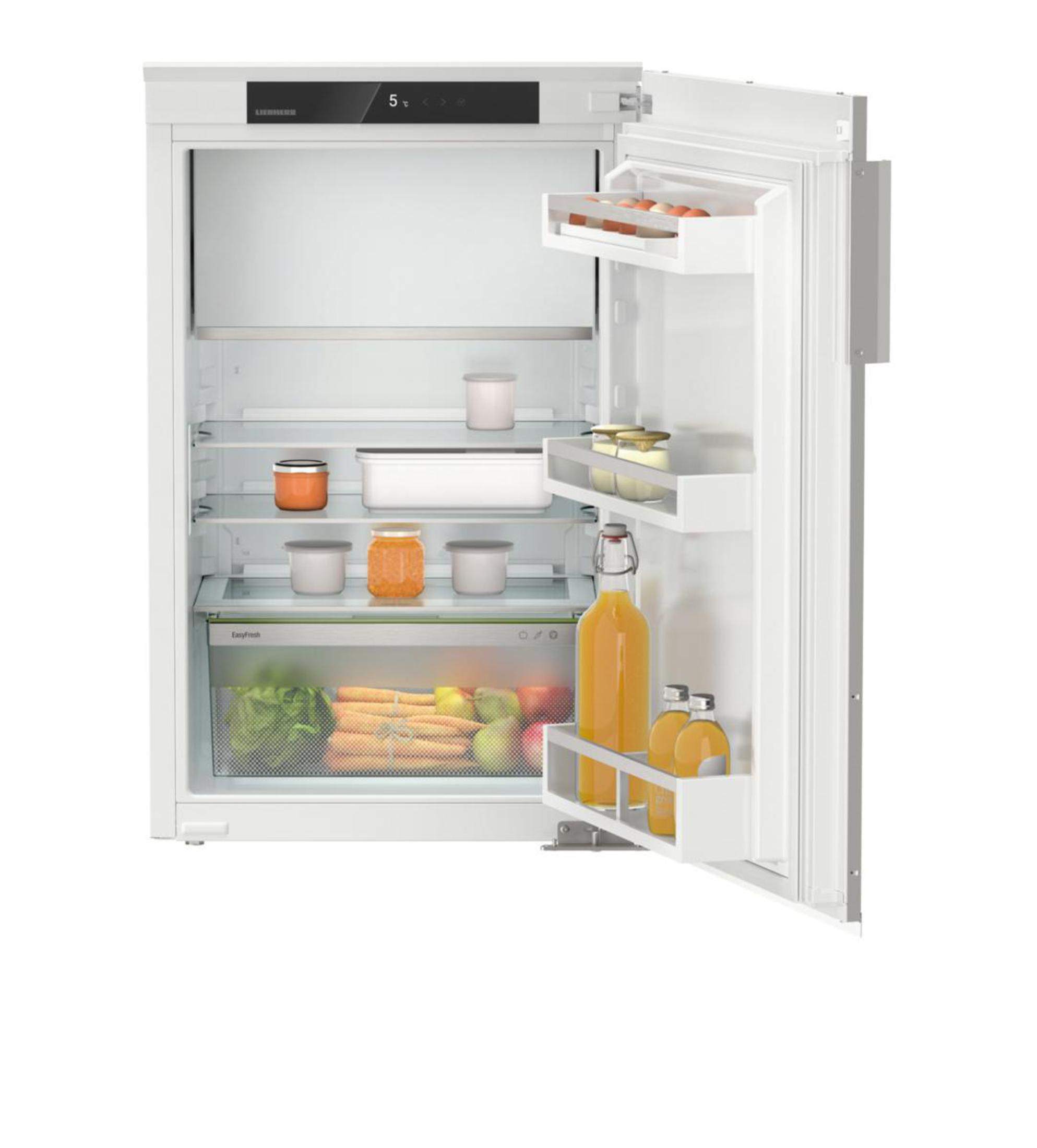 Un frigorifero bianco con la porta aperta, che mostra ripiani con alimenti all'interno.