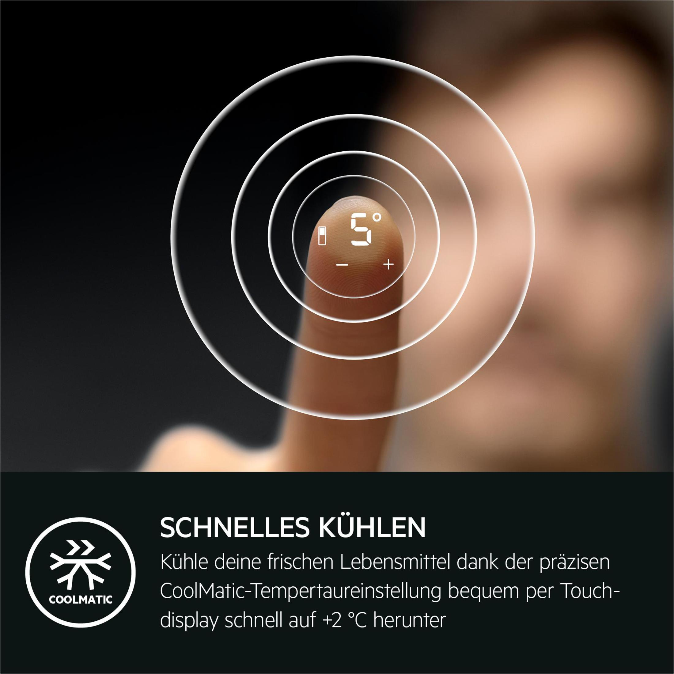 Nahaufnahme eines Fingers, der einen digitalen Bildschirm mit Temperaturregelung berührt.
