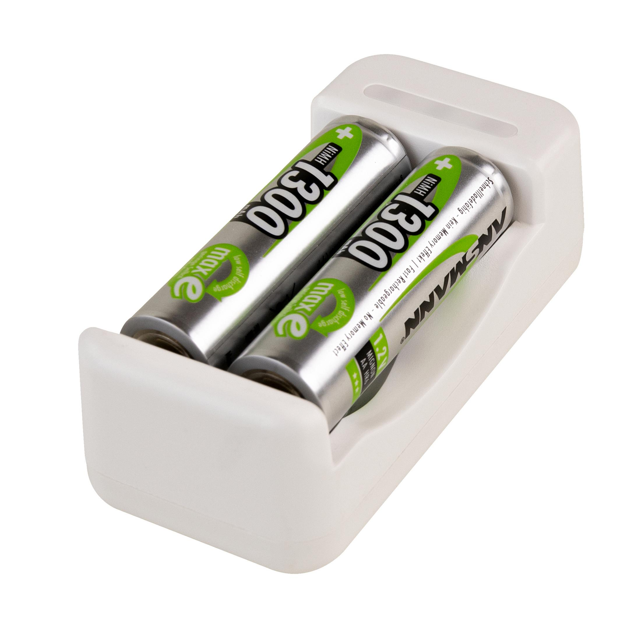 Zwei AA-Batterien in einem weißen Ladegerät, mit dem Markennamen 'Ansmann' sichtbar.