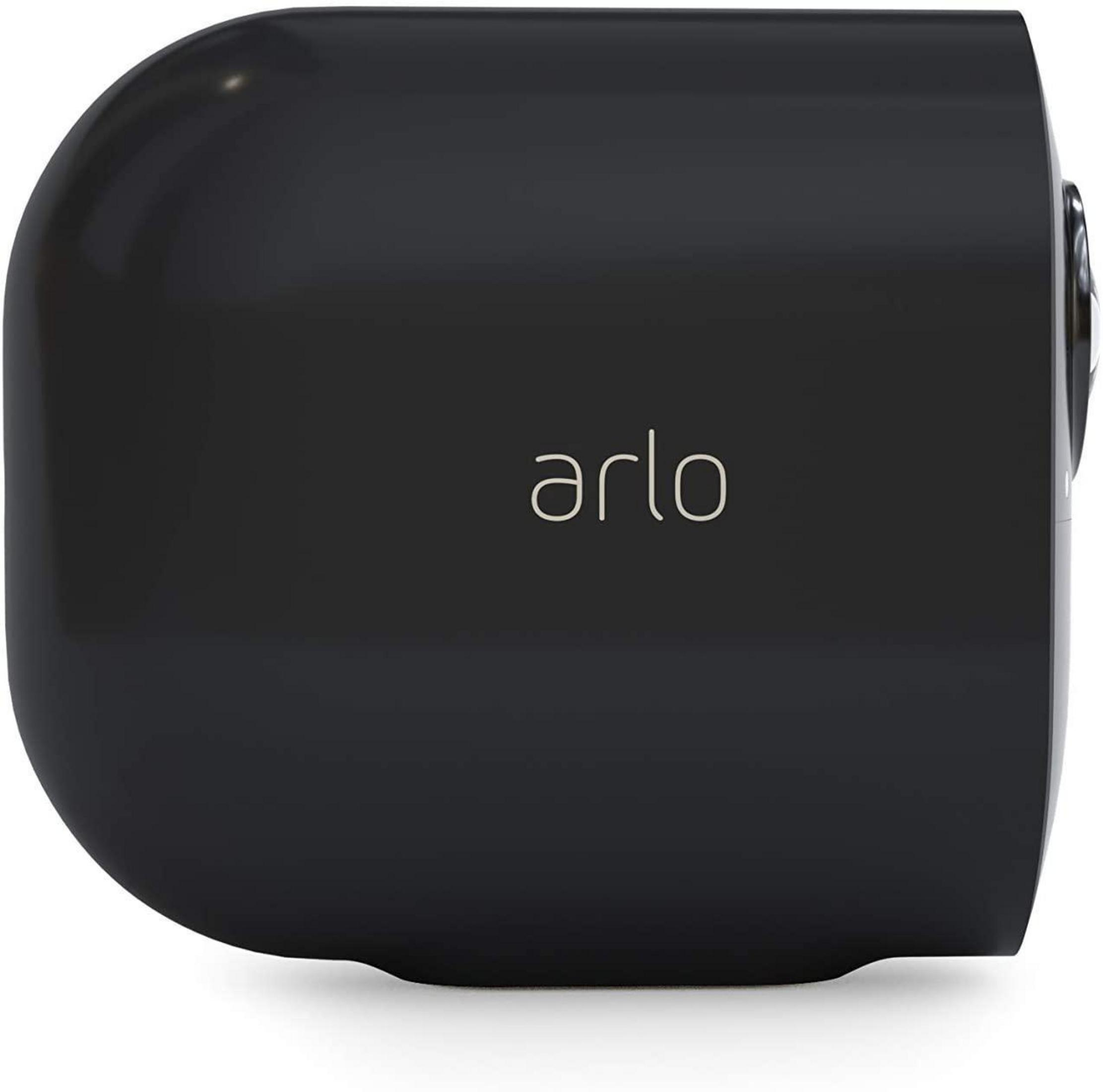 Schwarze Überwachungskamera. Das Arlo-Logo ist auf der Vorderseite der Kamera sichtbar.
