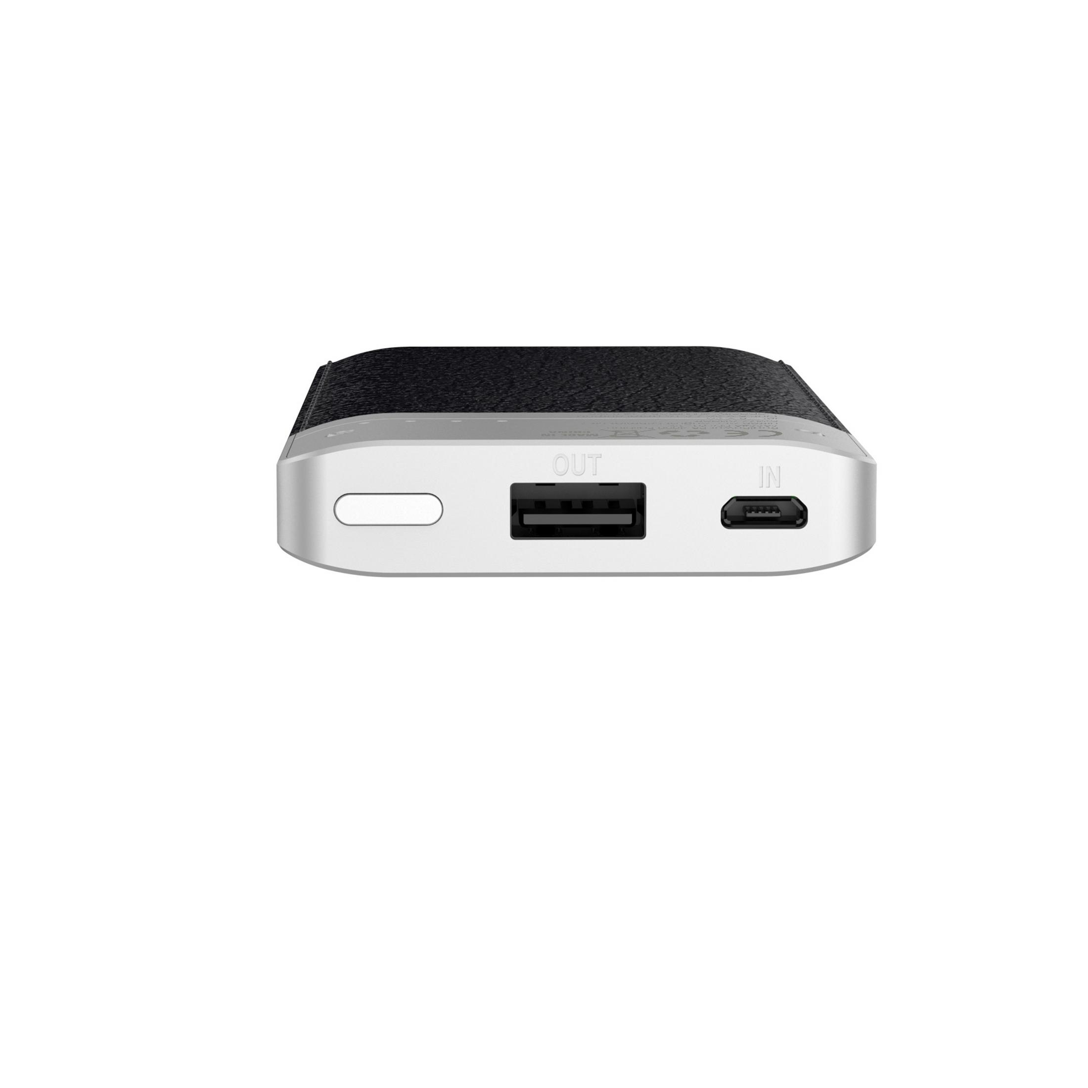 Power bank rettangolare. Bordi argentati, porte USB e USB-C visibili. Sfondo bianco. Vista dall'alto.