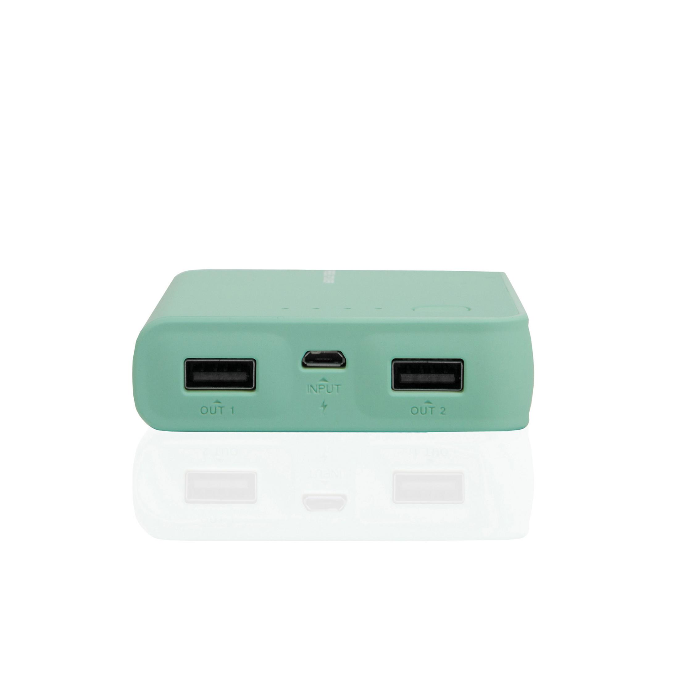 Un power bank verde menta con due porte USB e una porta di ingresso. Superficie riflettente.