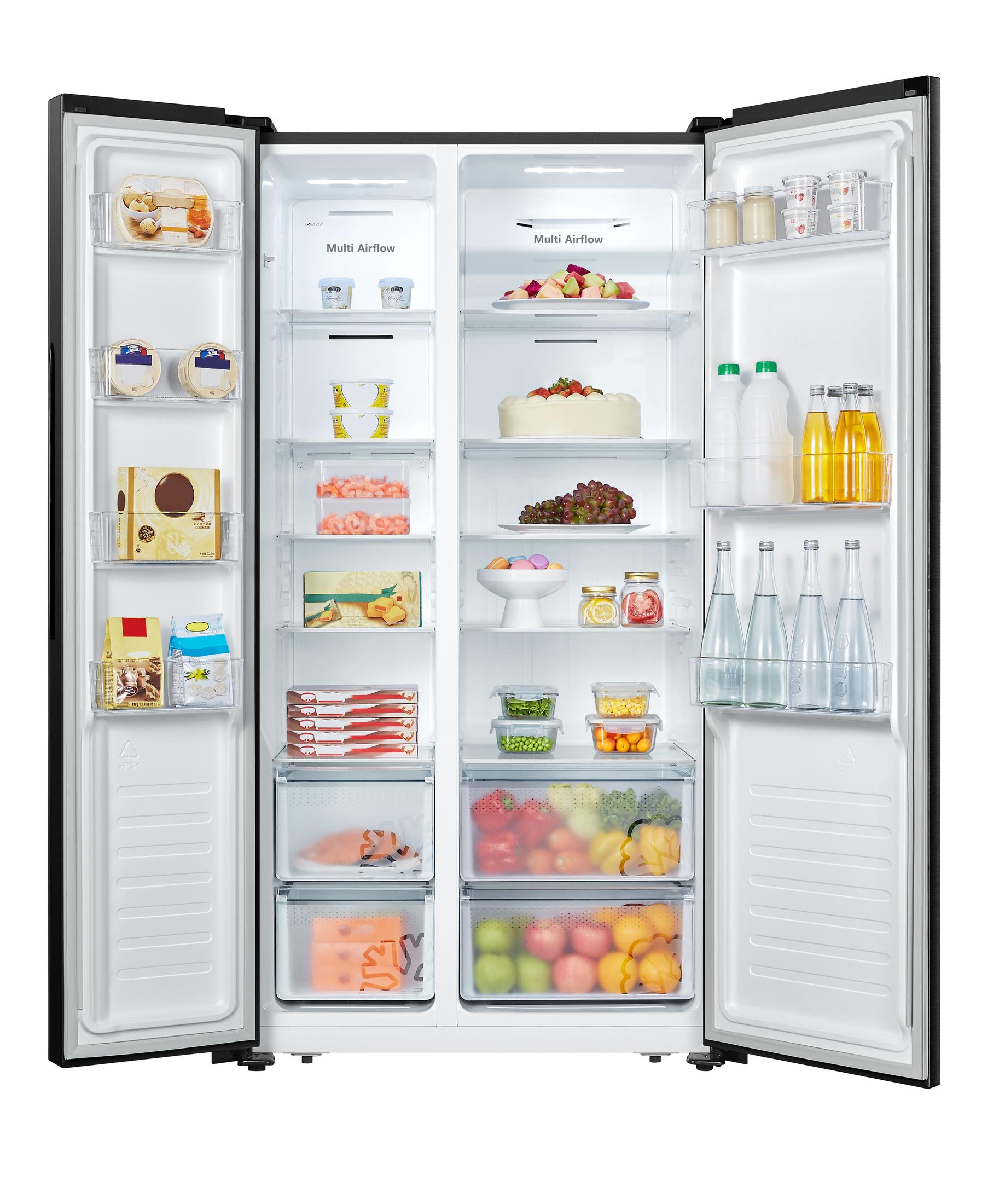 Offener Kühlschrank mit verschiedenen Lebensmitteln: Obst, Gemüse und verpackte Waren.