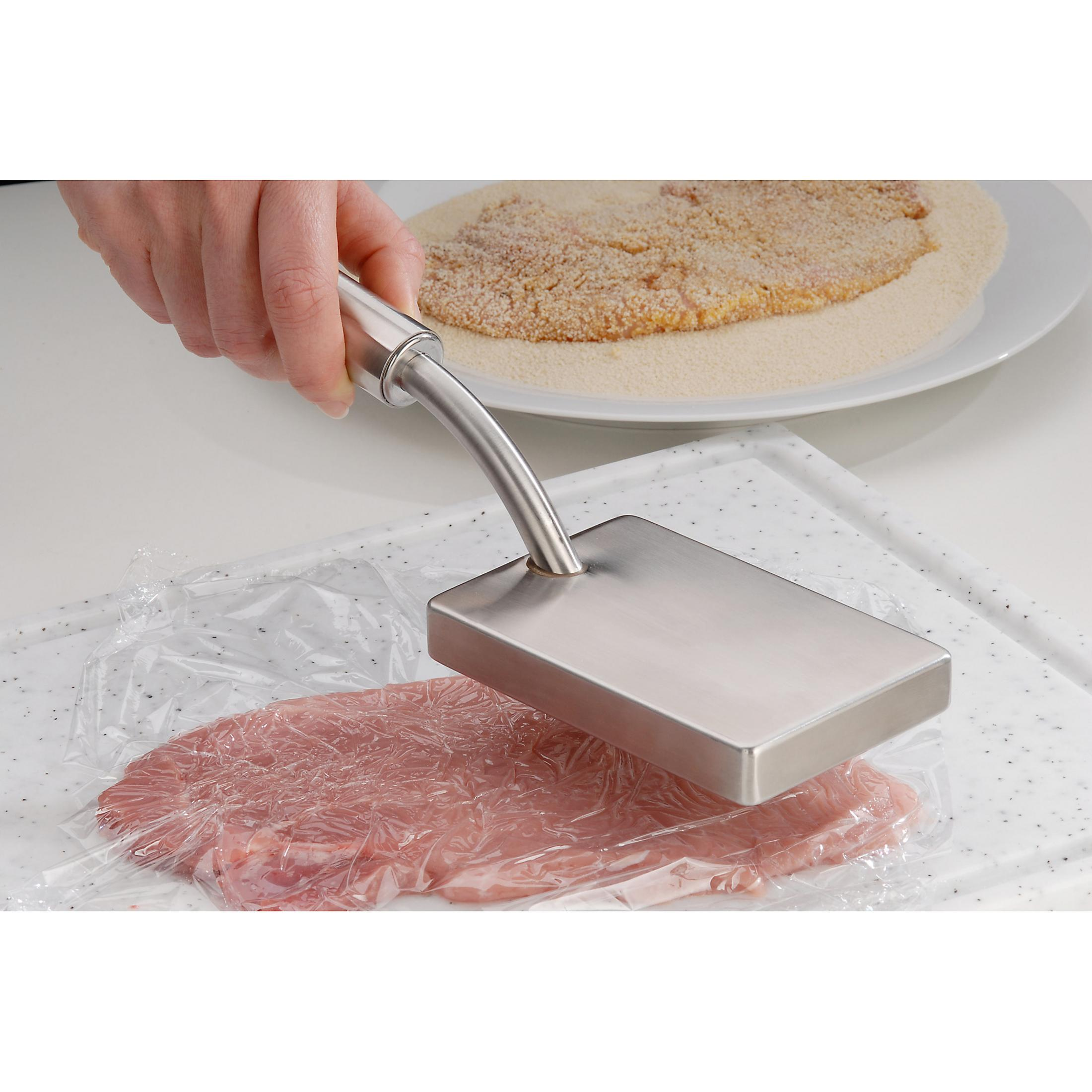 Eine Person, die einen Fleischklopfer aus Metall auf ein Stück Fleisch unter Plastikfolie drückt.