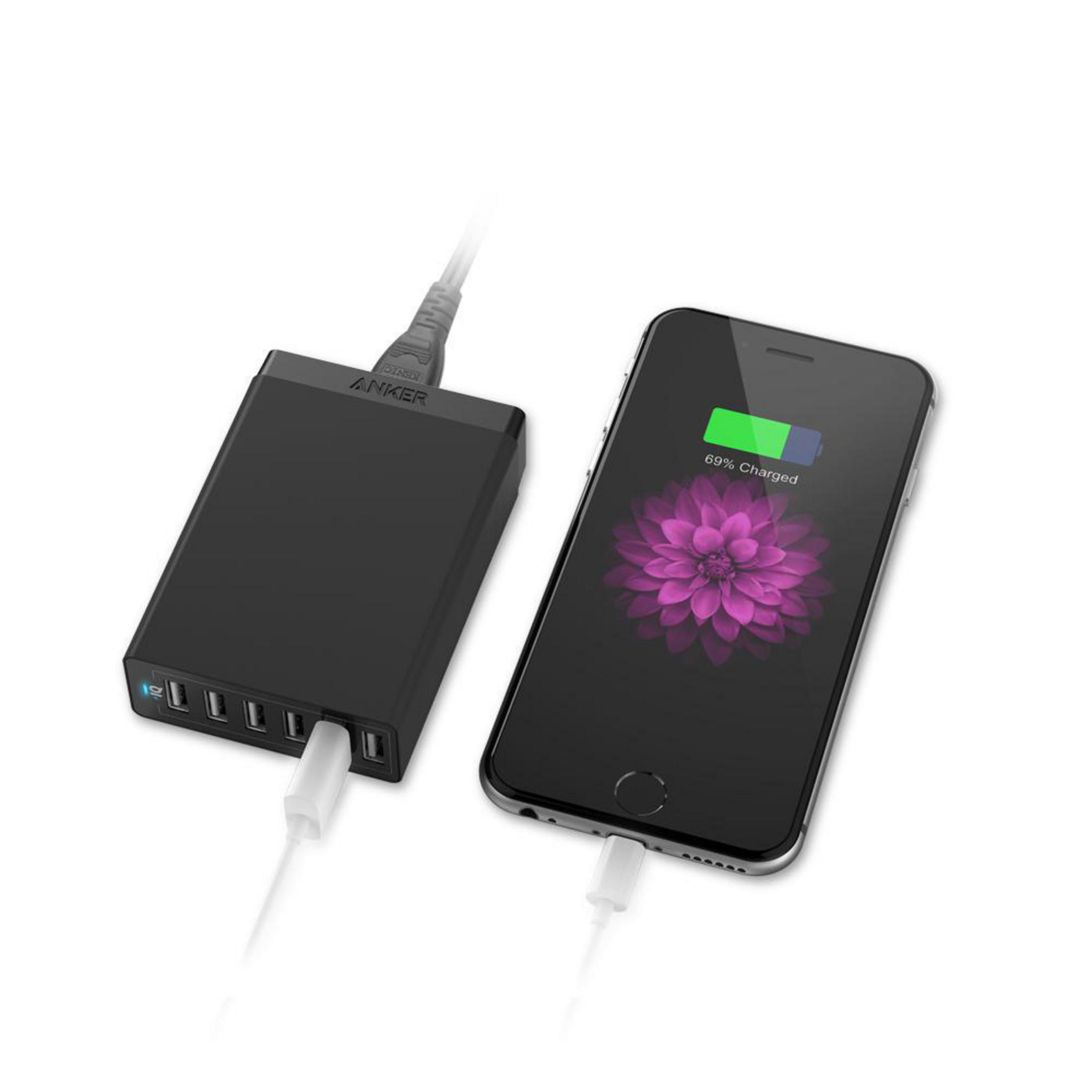 Ein Anker-Ladegerät mit einem Telefon, das geladen wird. Das Telefon zeigt 69 % geladen an.