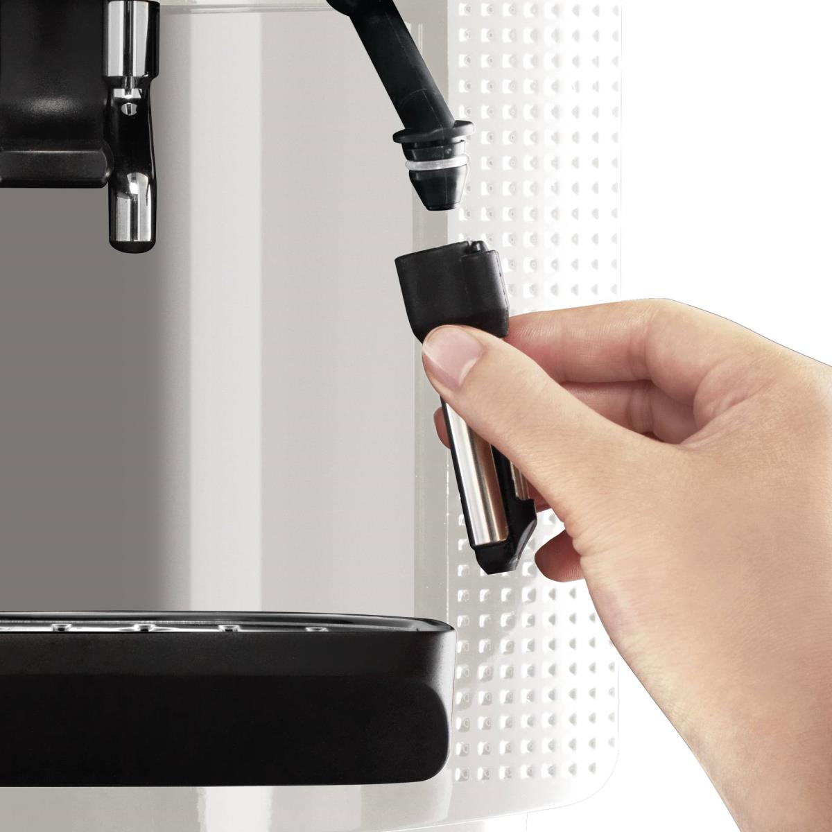 Hand verbindet ein Teil mit einer Kaffeemaschine. Weiße und schwarze Maschine.