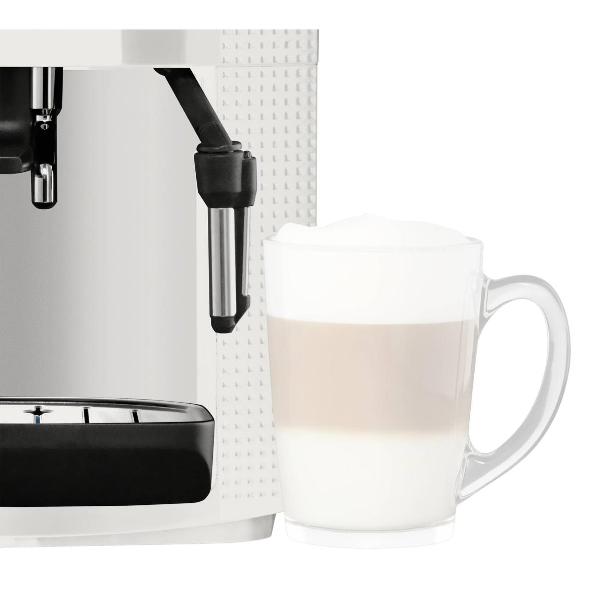 Kaffeemaschine mit einem Glas Latte Macchiato, weißer Hintergrund.
