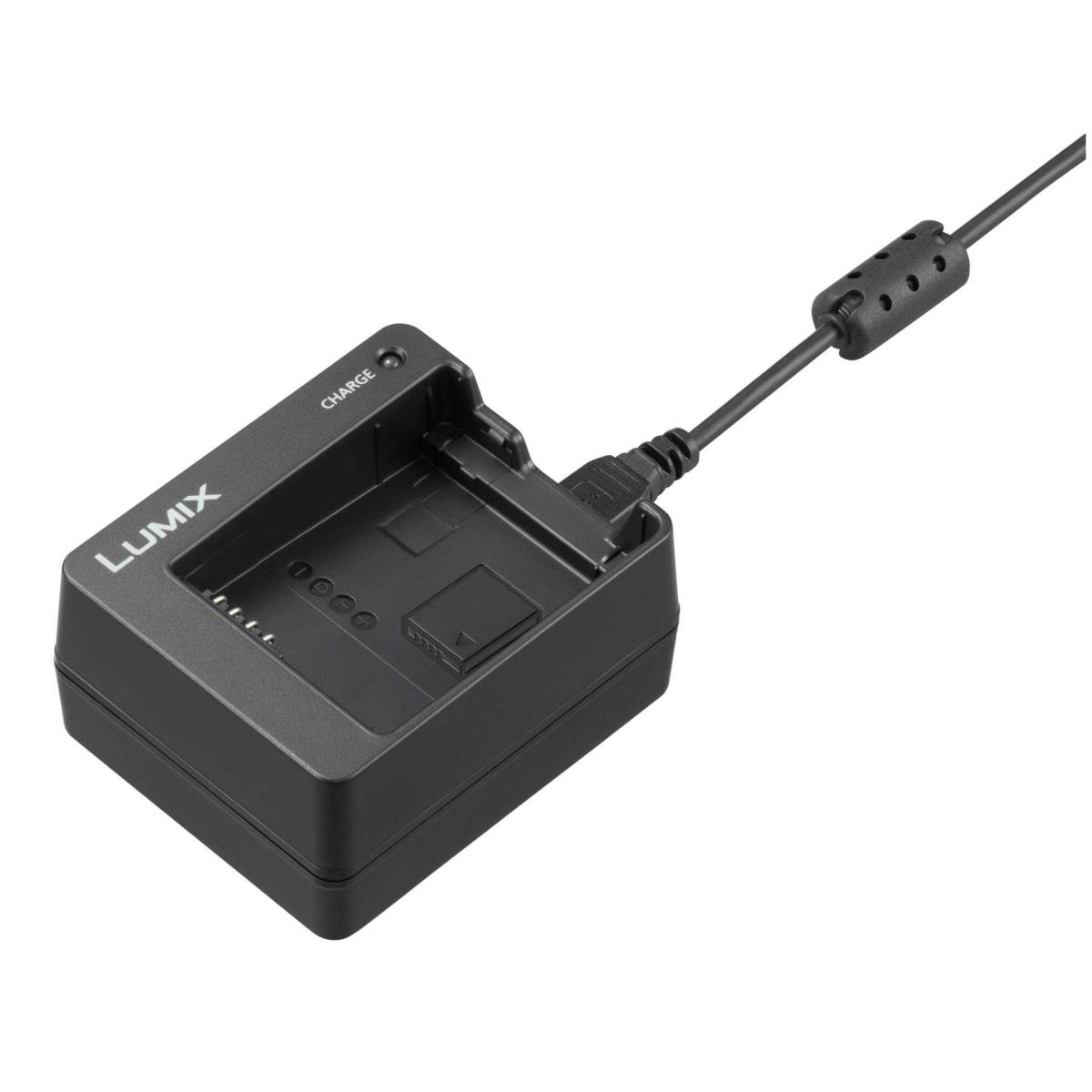 Ein schwarzes Lumix-Kameragladegerät mit Kabel, auf weißem Hintergrund.