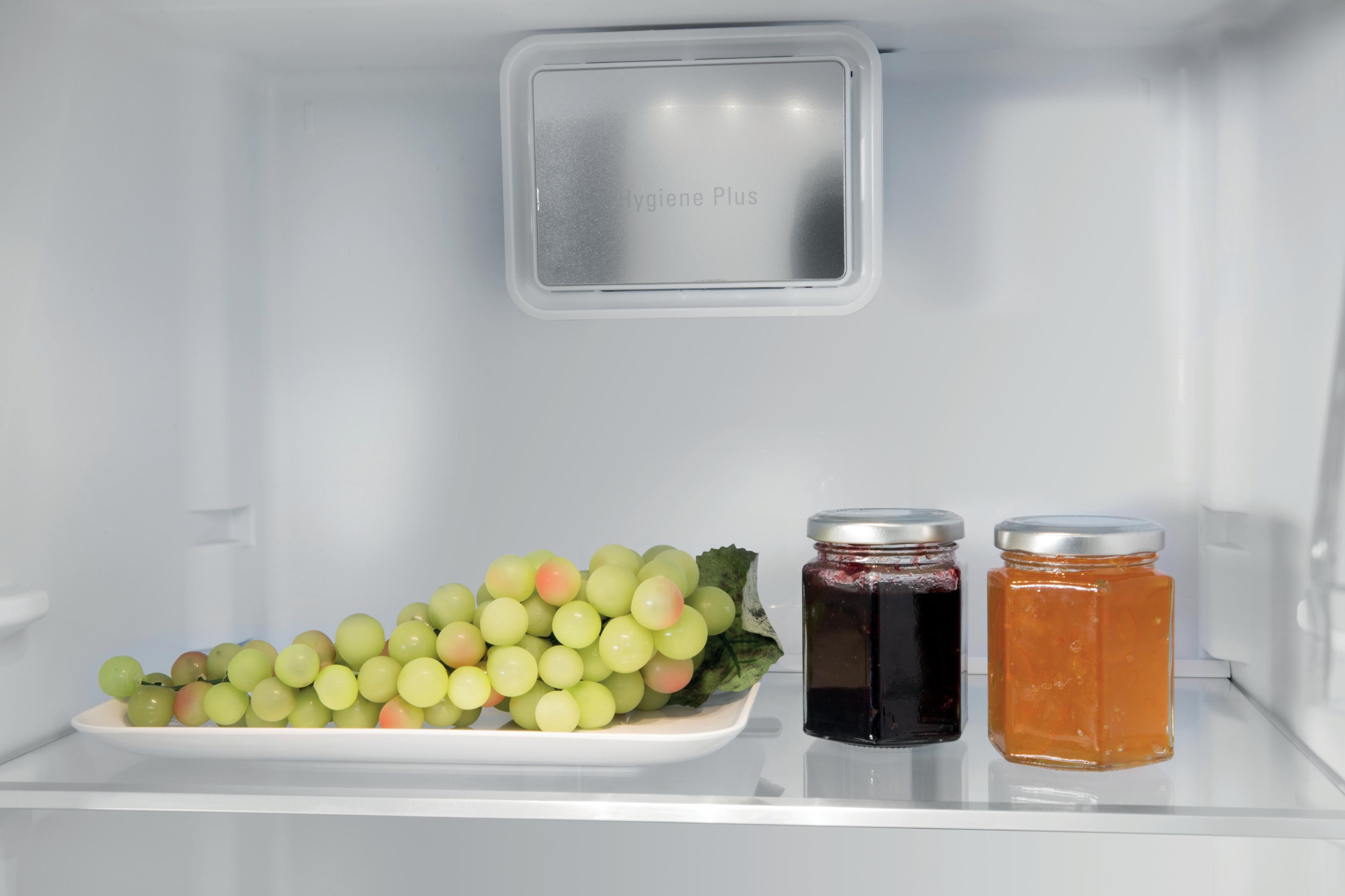 In einem Kühlschrank: Trauben, zwei Gläser Marmelade und ein Hygiene Plus Licht.