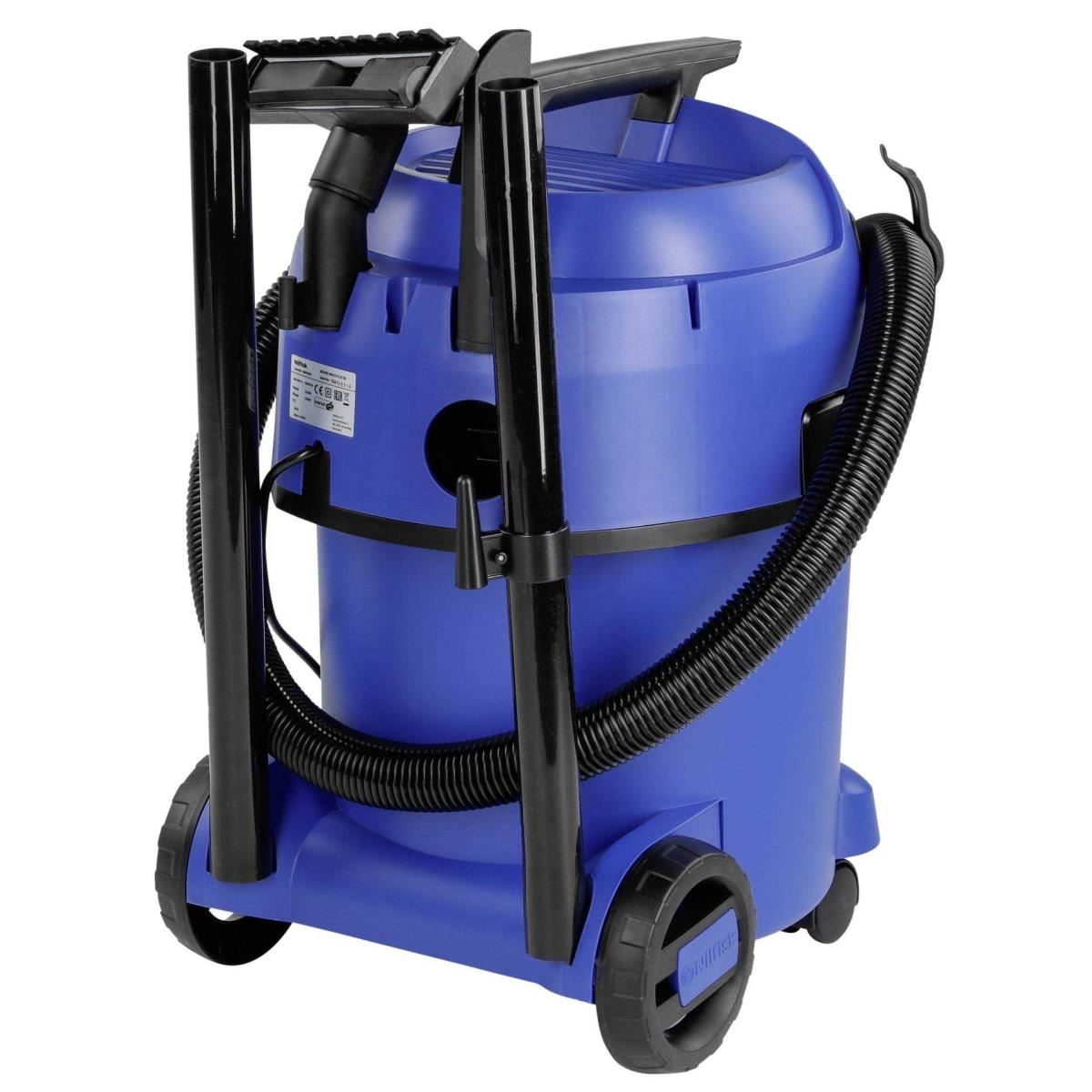 Blauer Staubsauger mit schwarzem Griff und Rädern. Er hat einen Schlauch und einen Metallgriff.