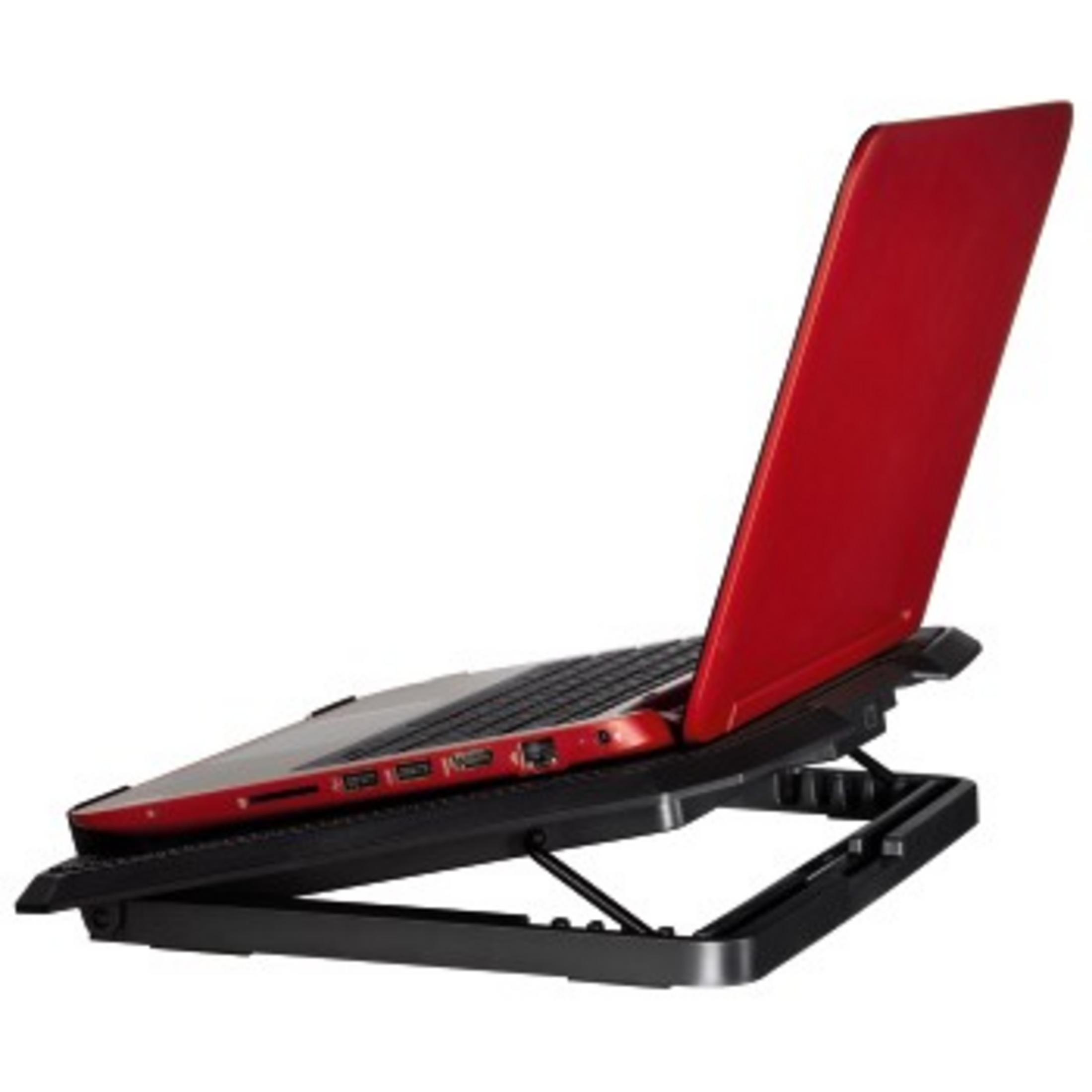 Roter Laptop auf einem schwarzen Laptopständer auf weißem Hintergrund.