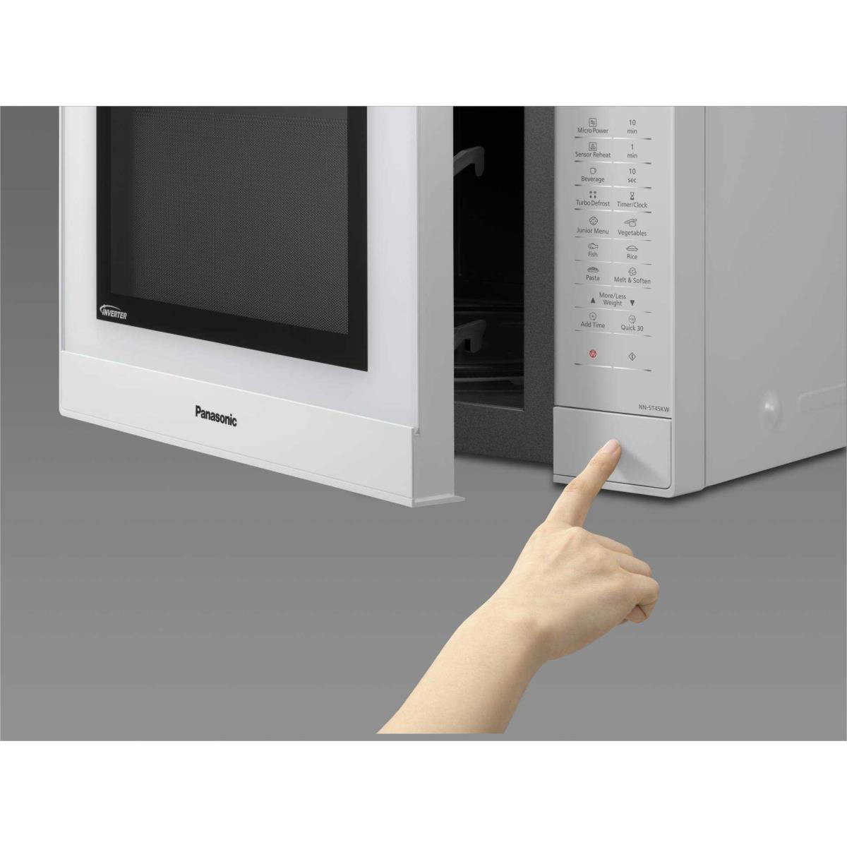 Posiekana pietruszka na drewnianej desce. Białe tło. Brązowa deska.