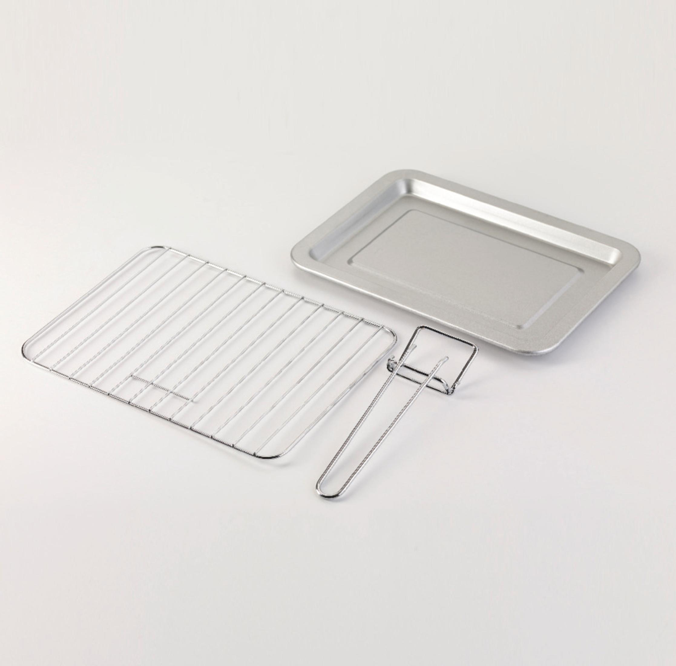 Akcesoria do piekarnika: ruszt, blacha do pieczenia i uchwyt.