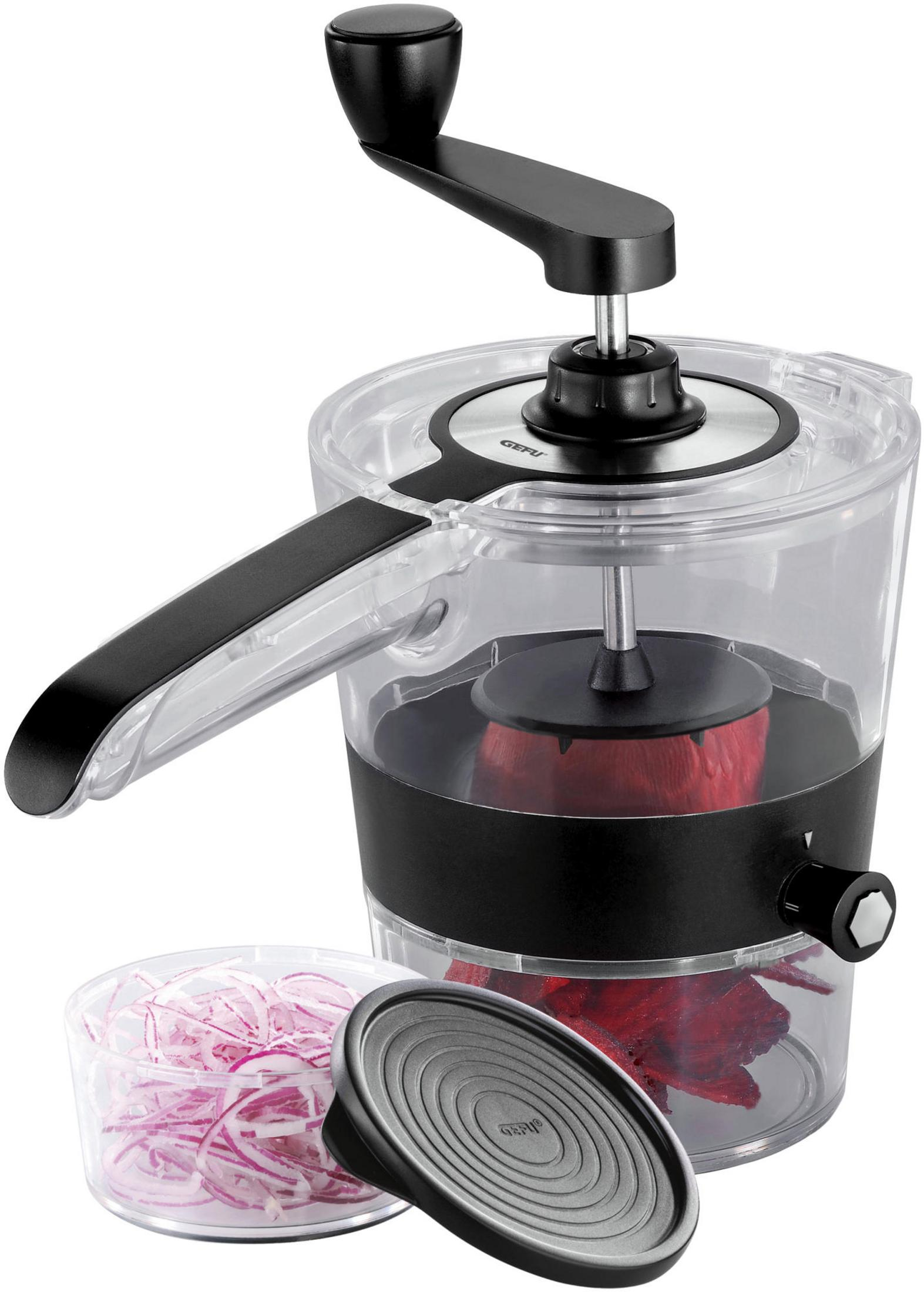 Ein klarer Gemüseschneider mit schwarzem Griff, mit geschnittenen Zwiebeln.