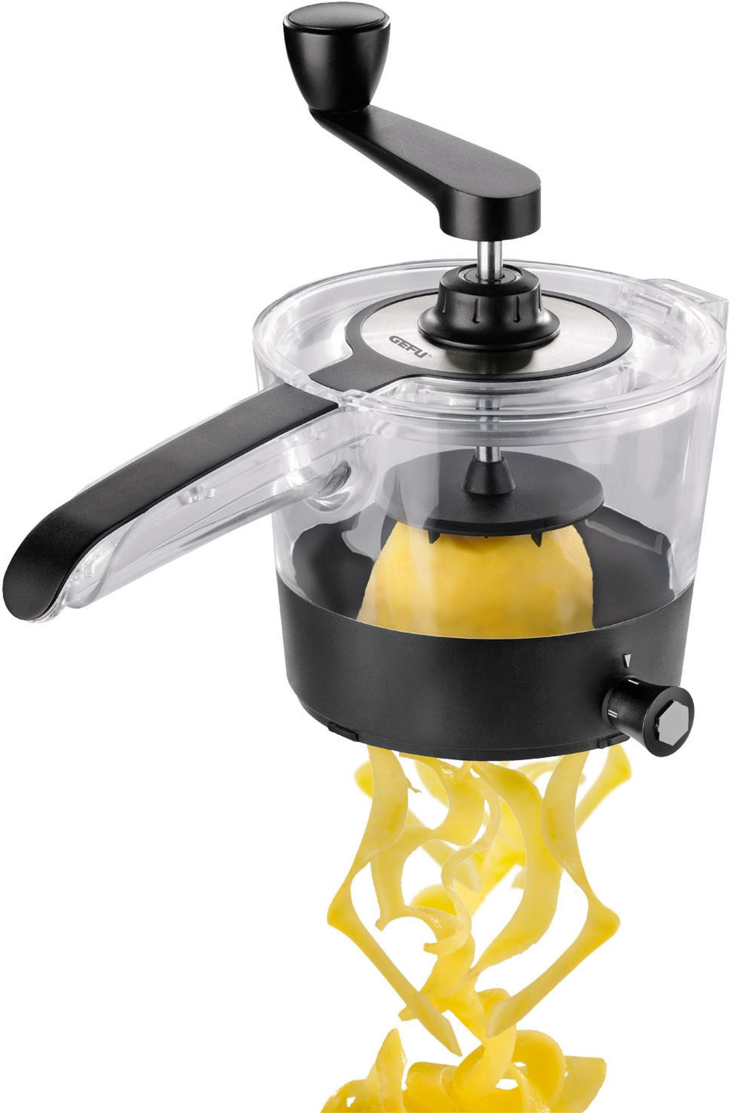 Gemüsespiralschneider mit gelbem Gemüse und herauskommenden Nudeln.