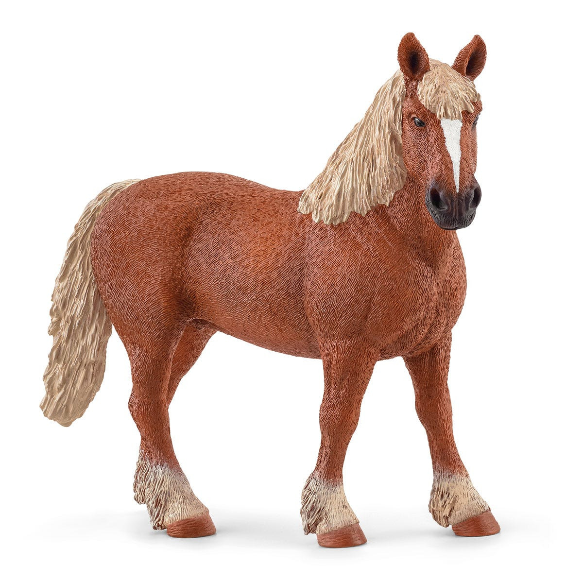 Una statuina di cavallo marrone con criniera e coda bionde, su una superficie bianca.