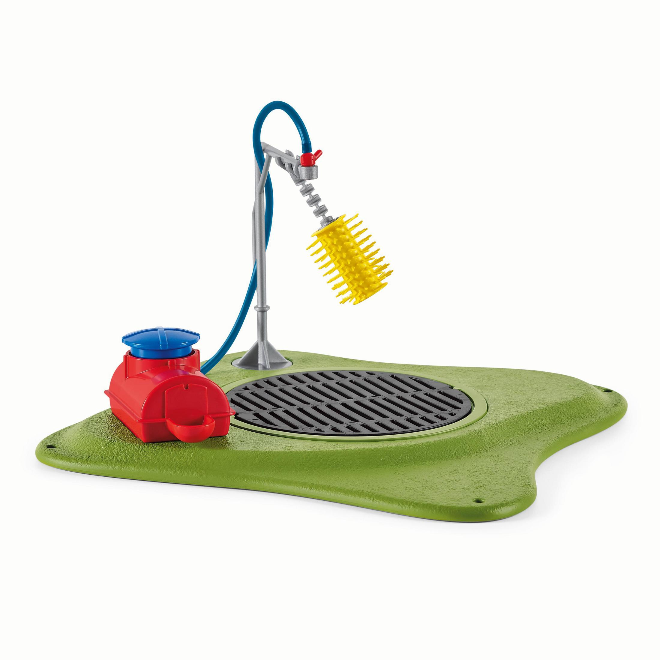 Ein grünes Wasserspiel mit roter Pumpe und gelber Bürste.