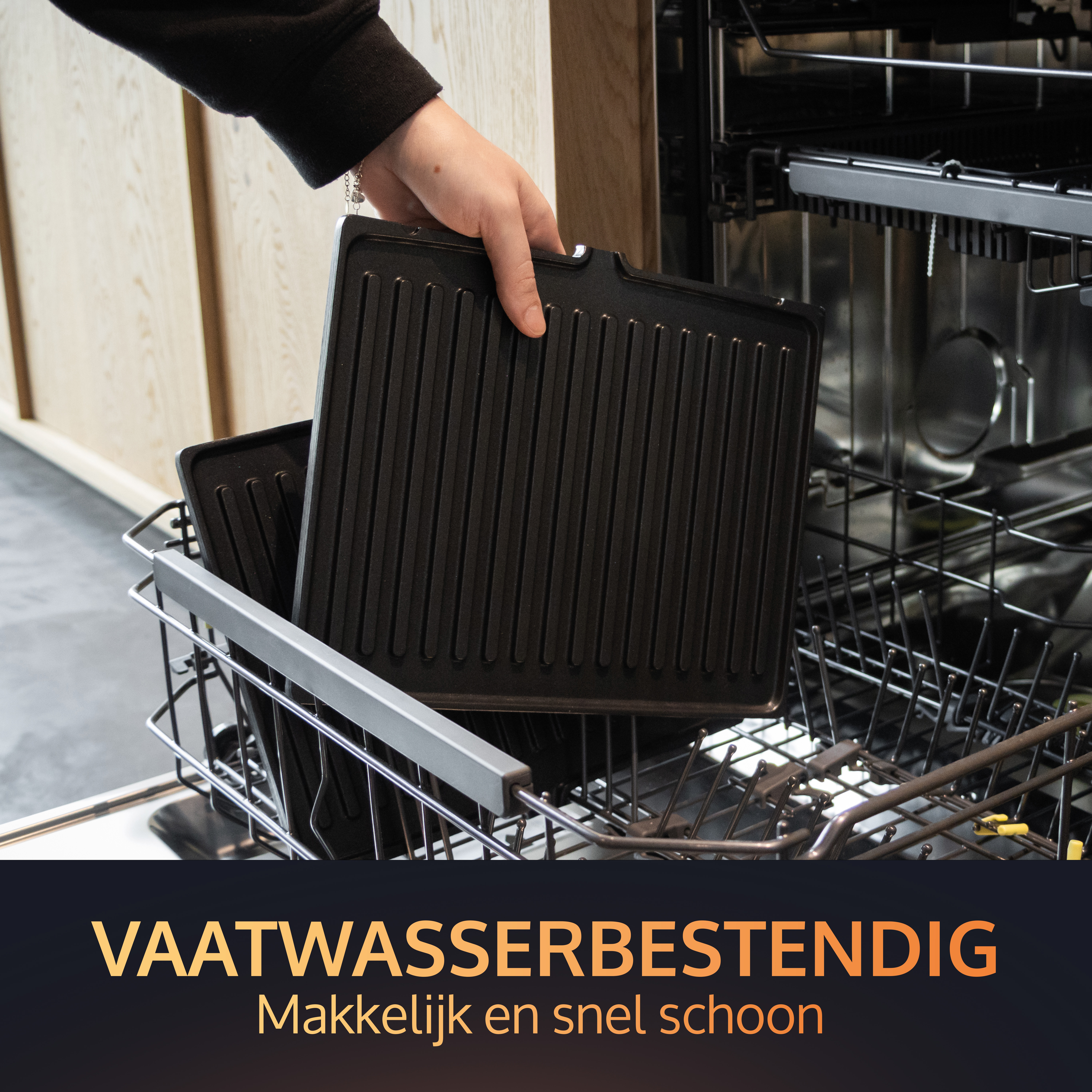 Hände halten eine schwarze Grillplatte über einer Spülmaschine, mit Text am unteren Rand.