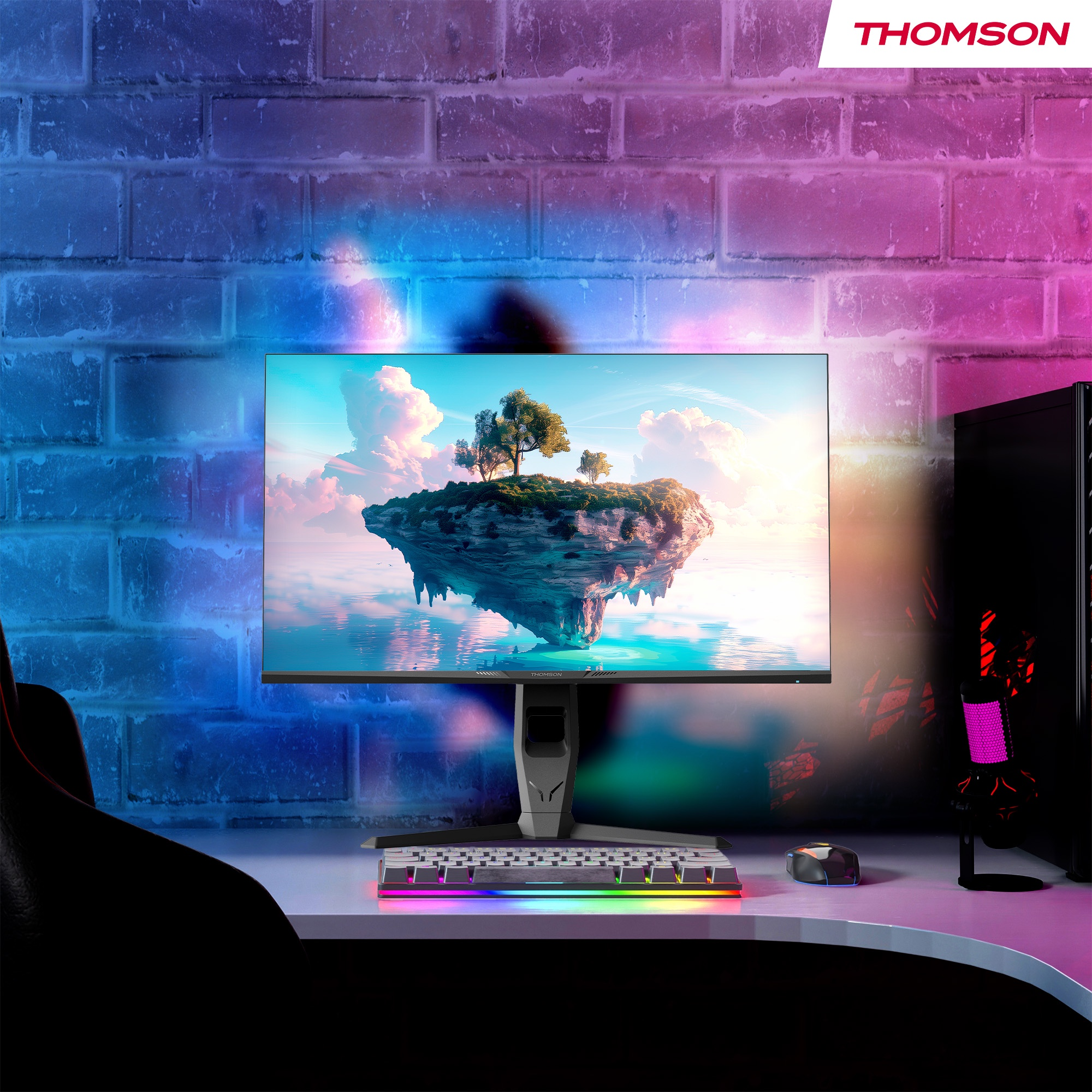 Gaming-Setup mit Monitor, der eine schwimmende Insel anzeigt, Tastatur, Maus und Computer.