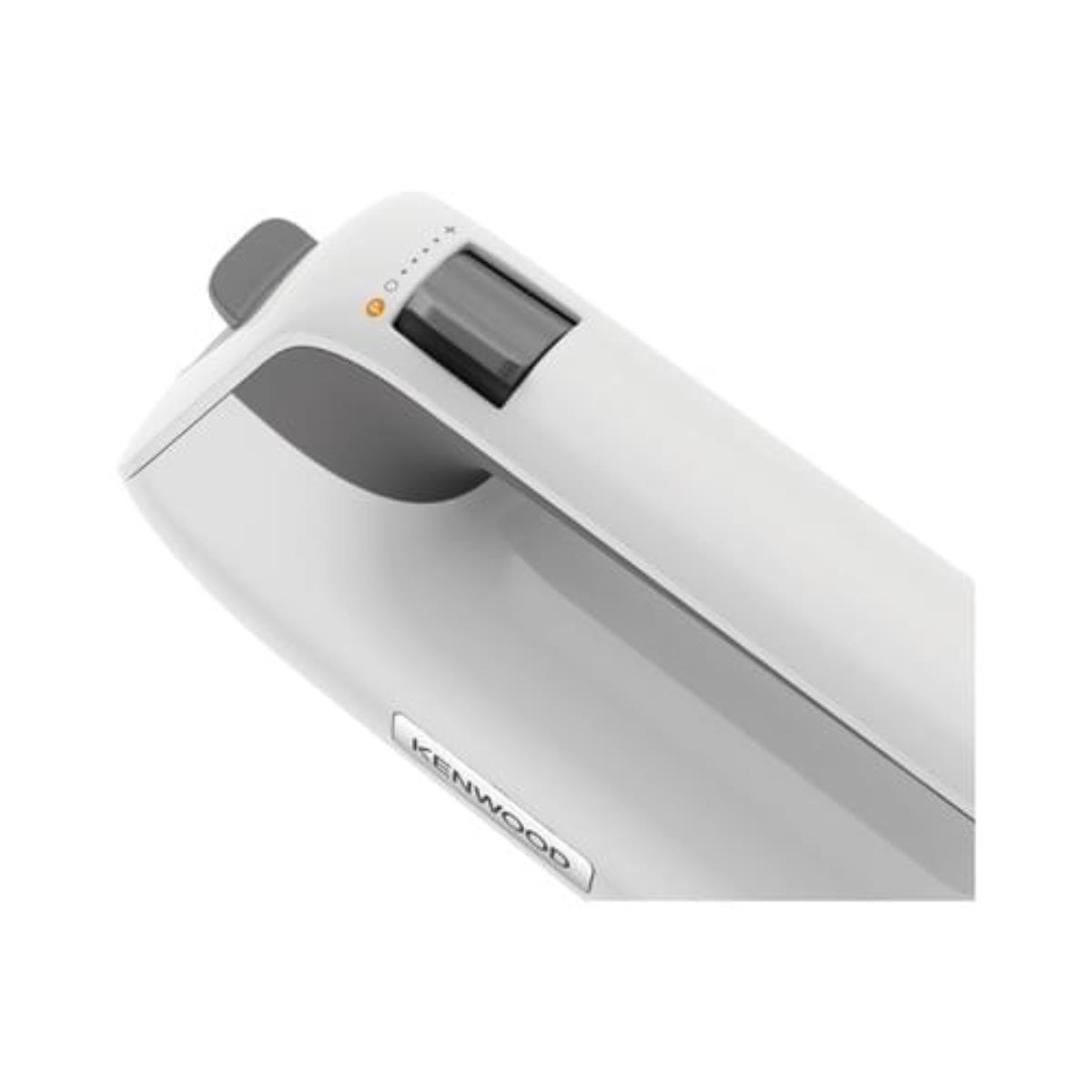 Witte Kenwood handmixer, schuine weergave. Grijze handgreep en draaiknop.