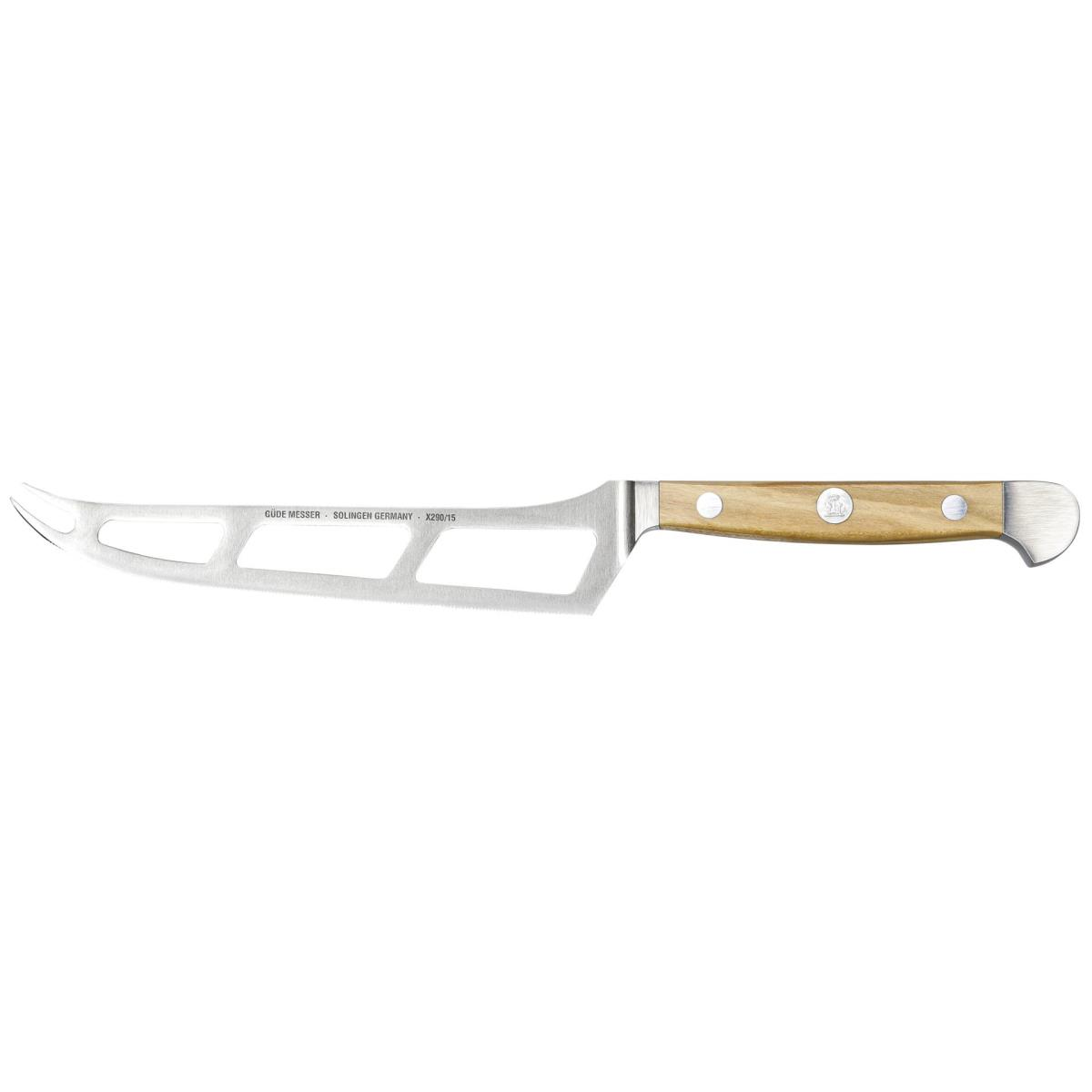 Käsemesser auf weißem Hintergrund. Holzgriff und silberne Klinge mit Aussparungen.