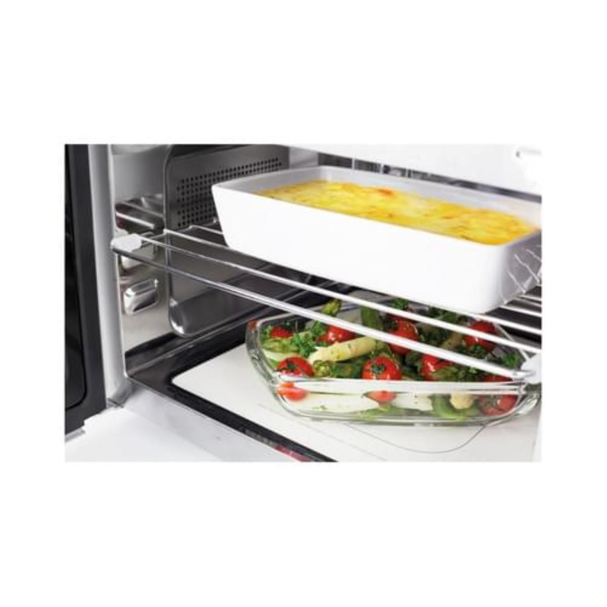 All'interno di un forno con due piatti di vetro. Uno con lasagne e uno con verdure.