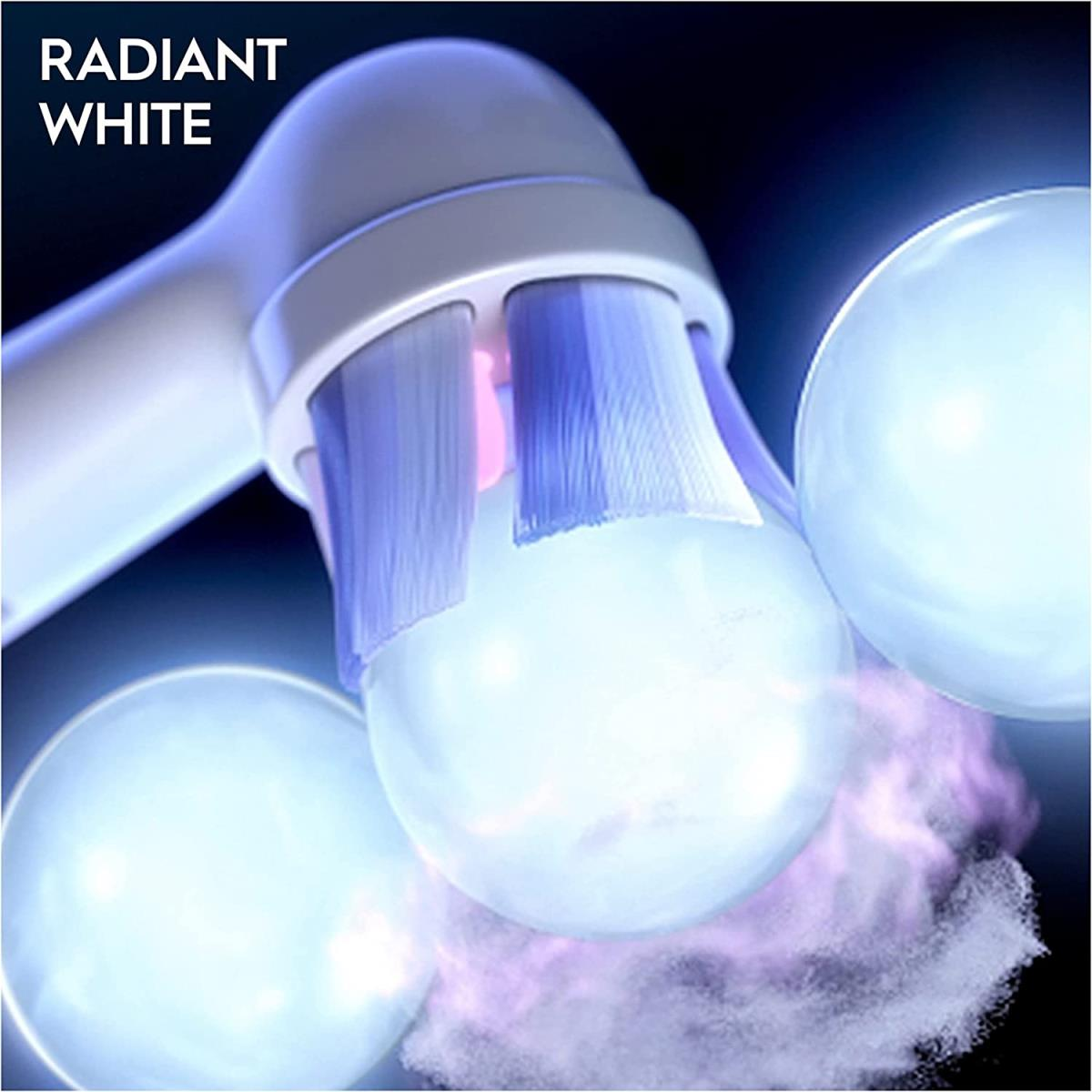 Elektrischer Zahnbürstenkopf mit blauen Borsten und weißen Kugeln mit Dampf. Text: RADIANT WHITE.